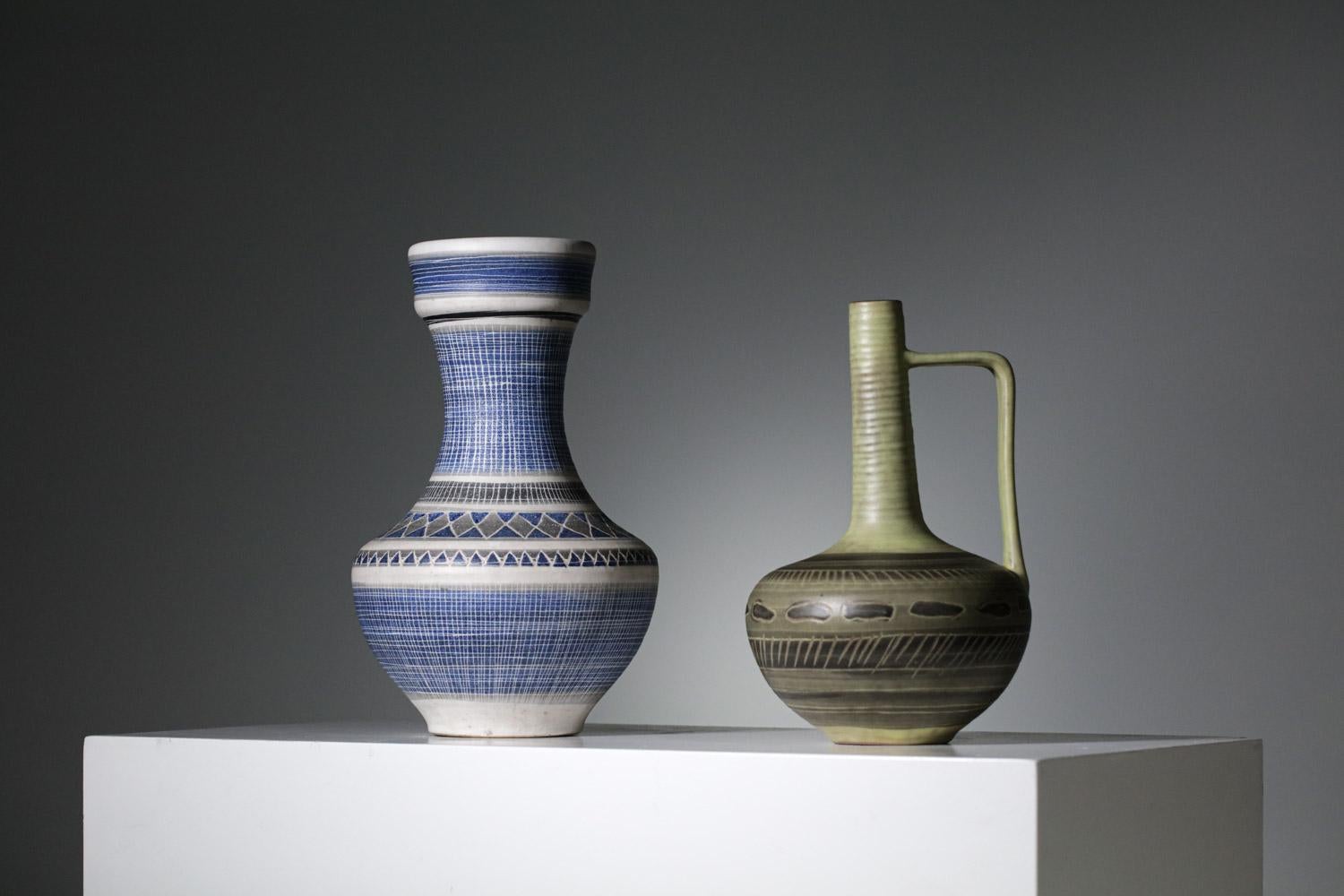 Vase aus den 50er Jahren von dem französischen Keramiker Marcel Guillot. Glasierte Vase mit grünen und braunen Farben. Geometrische Muster auf der gesamten Vase. Sehr schöner Vintage-Zustand (siehe Bilder).