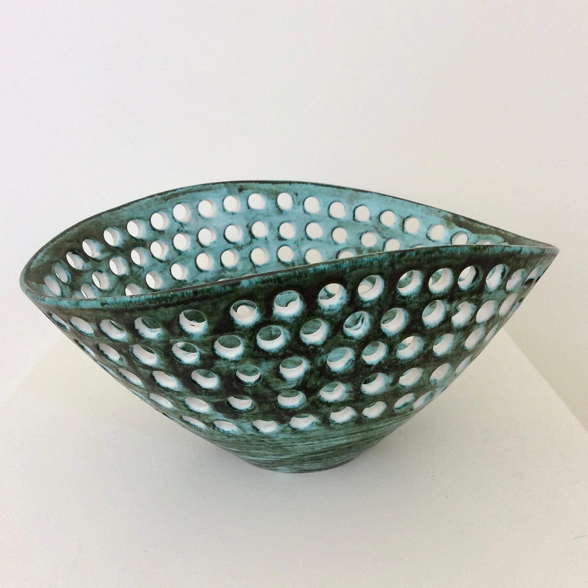 Important ceramic dish by Marcel Guillot, circa 1950, France.
Dark green and white enameled ceramic.
Signed underneath.
Dimensions: 39 cm W, 30 cm D, 19 cm H.
Good original condition.
We ship worldwide.
All purchases are covered by our Buyer