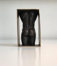 hintern im Rahmen'' Zeitgenössische Bronzeskulptur eines männlichen Körpers im Rahmen