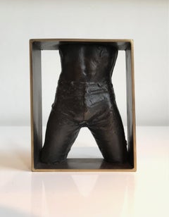 jeans In Frame" Sculpture contemporaine en bronze représentant un corps masculin dans un cadre