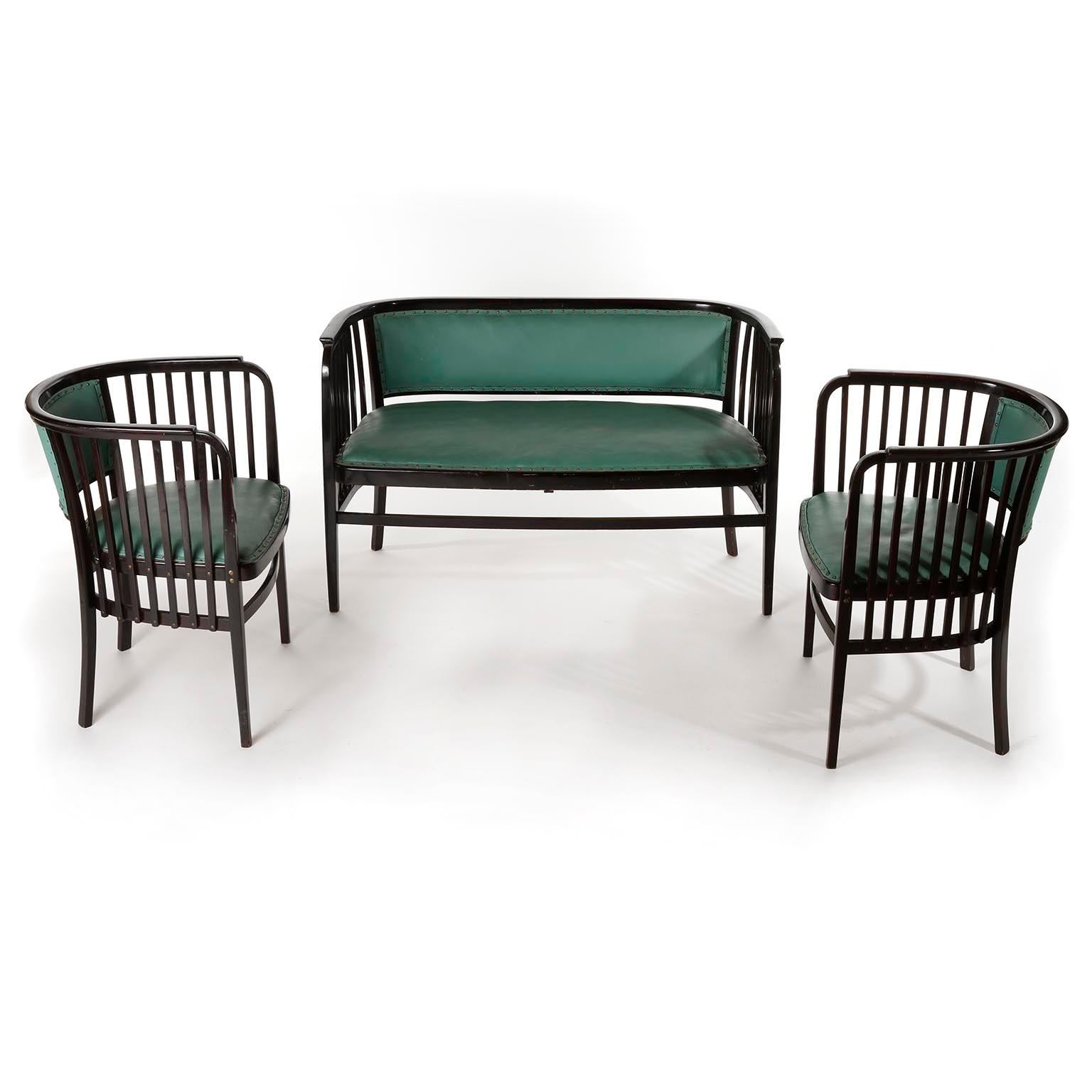 Eine fantastische Sitzgruppe aus Bugholz, entworfen von Marcel Kammerer und hergestellt von Thonet, Österreich, um 1910.
Das Set besteht aus zwei Sesseln und einer Bank oder Sitzbank. Sie sind aus dunklem oder fast schwarz gebeiztem Buchenholz im