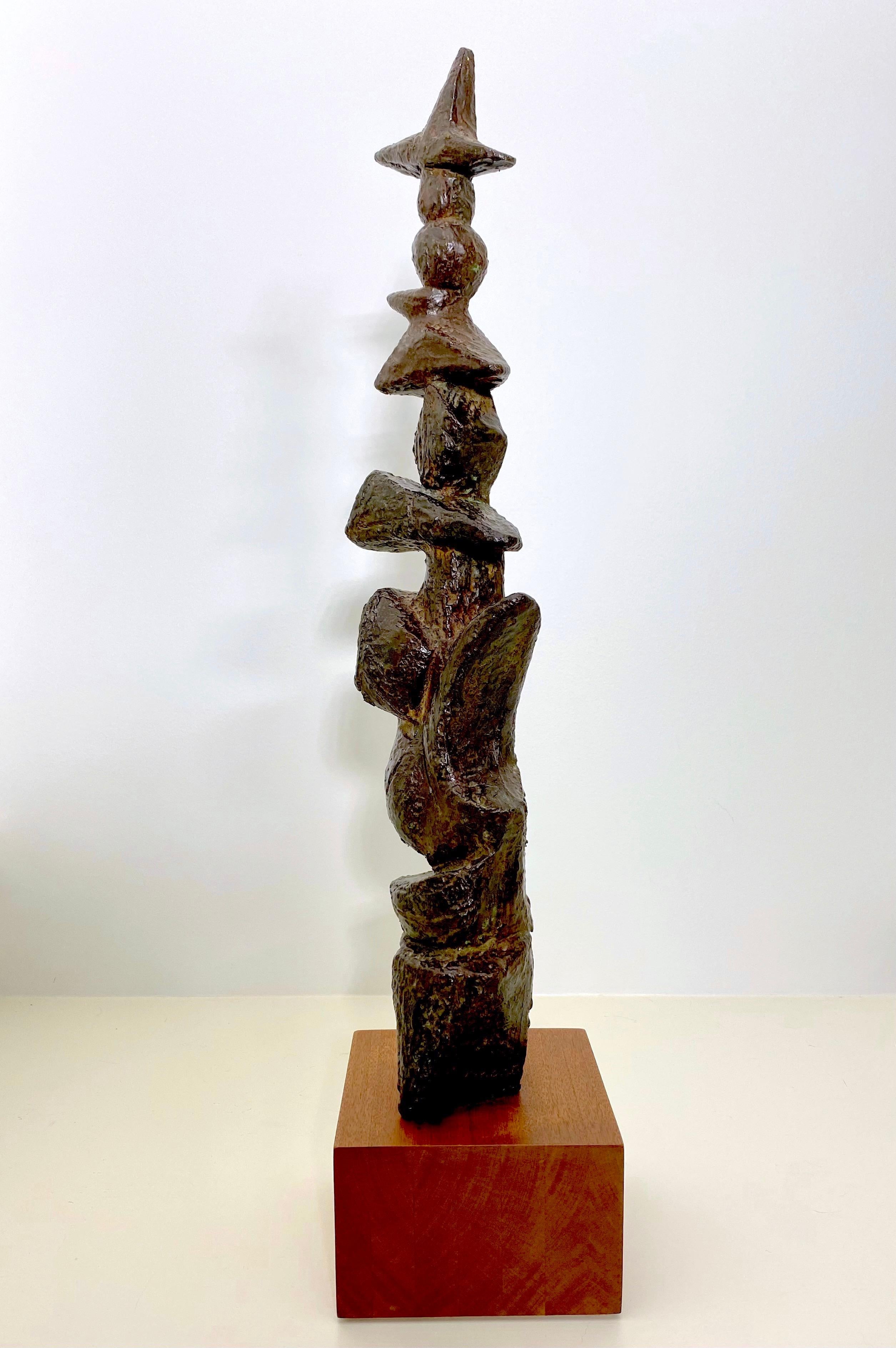 Superbe sculpture abstraite en bronze patiné attribuée à Marcel Marti (1925-2010), unique sous tous les angles. Il s'agit d'une œuvre d'art d'après-guerre saisissante des années 50, en bronze foncé, avec des lignes gravées dans différentes sections