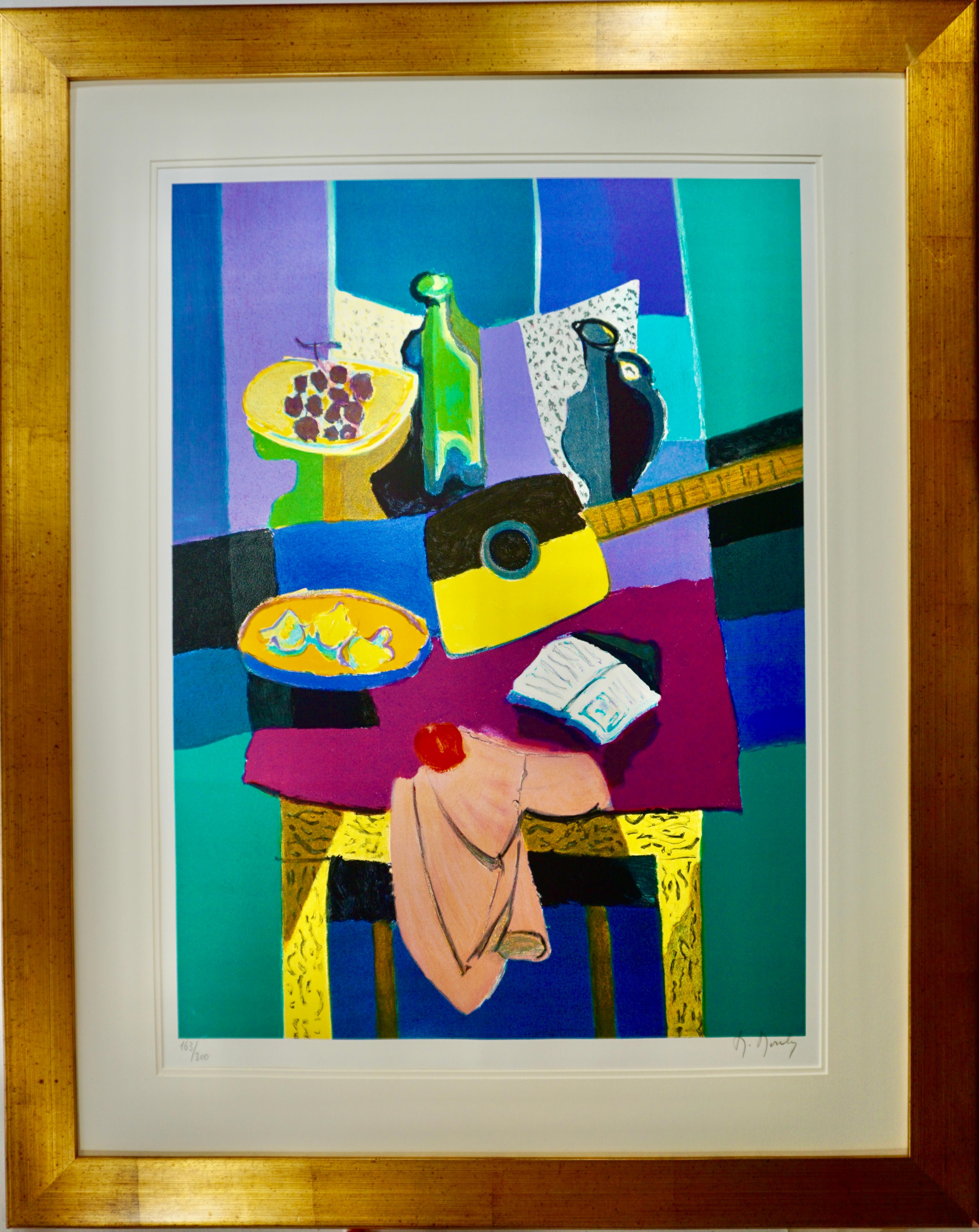 Innenraumszene mit Obst, Gitarre, Weinflasche auf Tisch – Print von Marcel Mouly