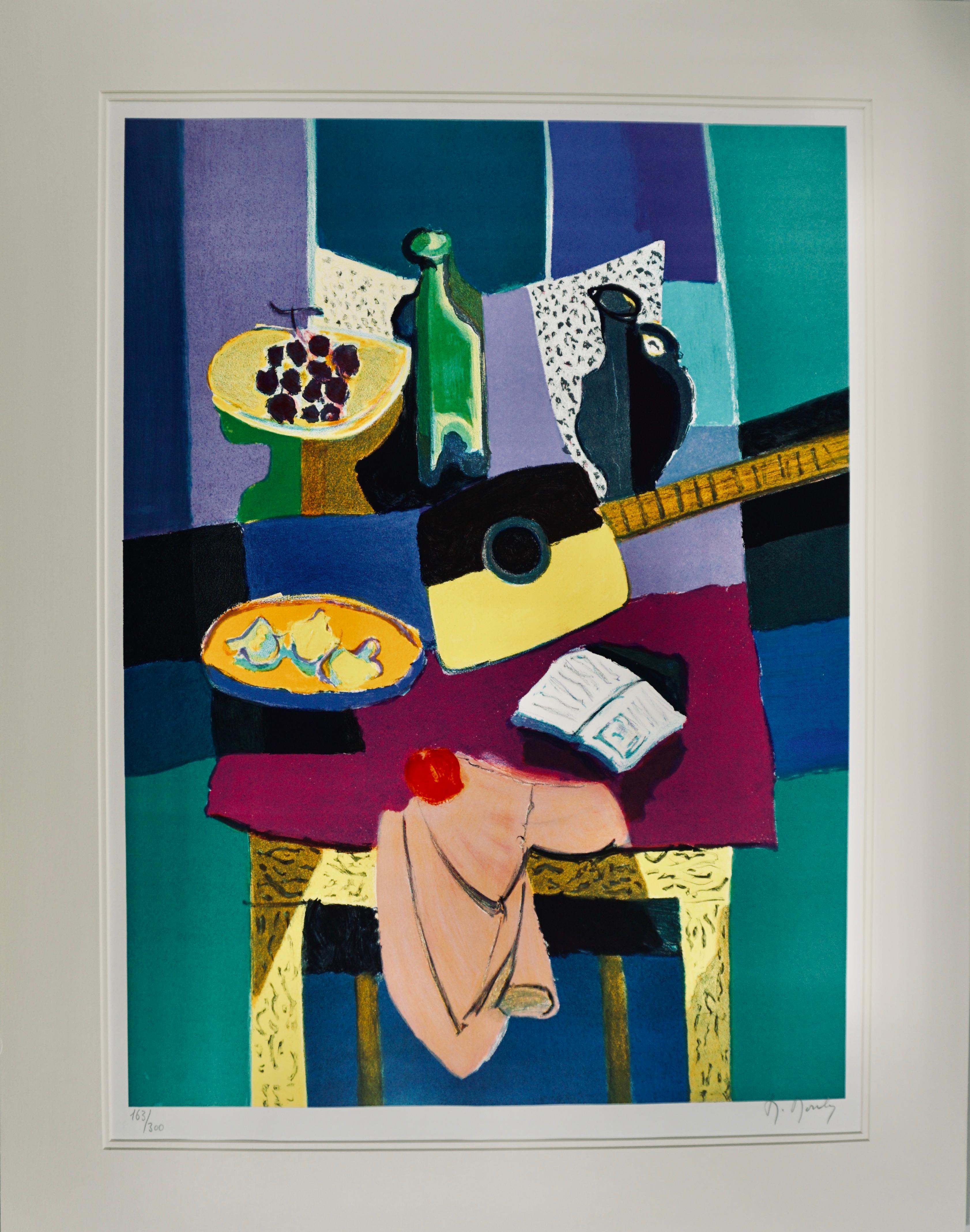 Innenraumszene mit Obst, Gitarre, Weinflasche auf Tisch (Abstrakter Expressionismus), Print, von Marcel Mouly