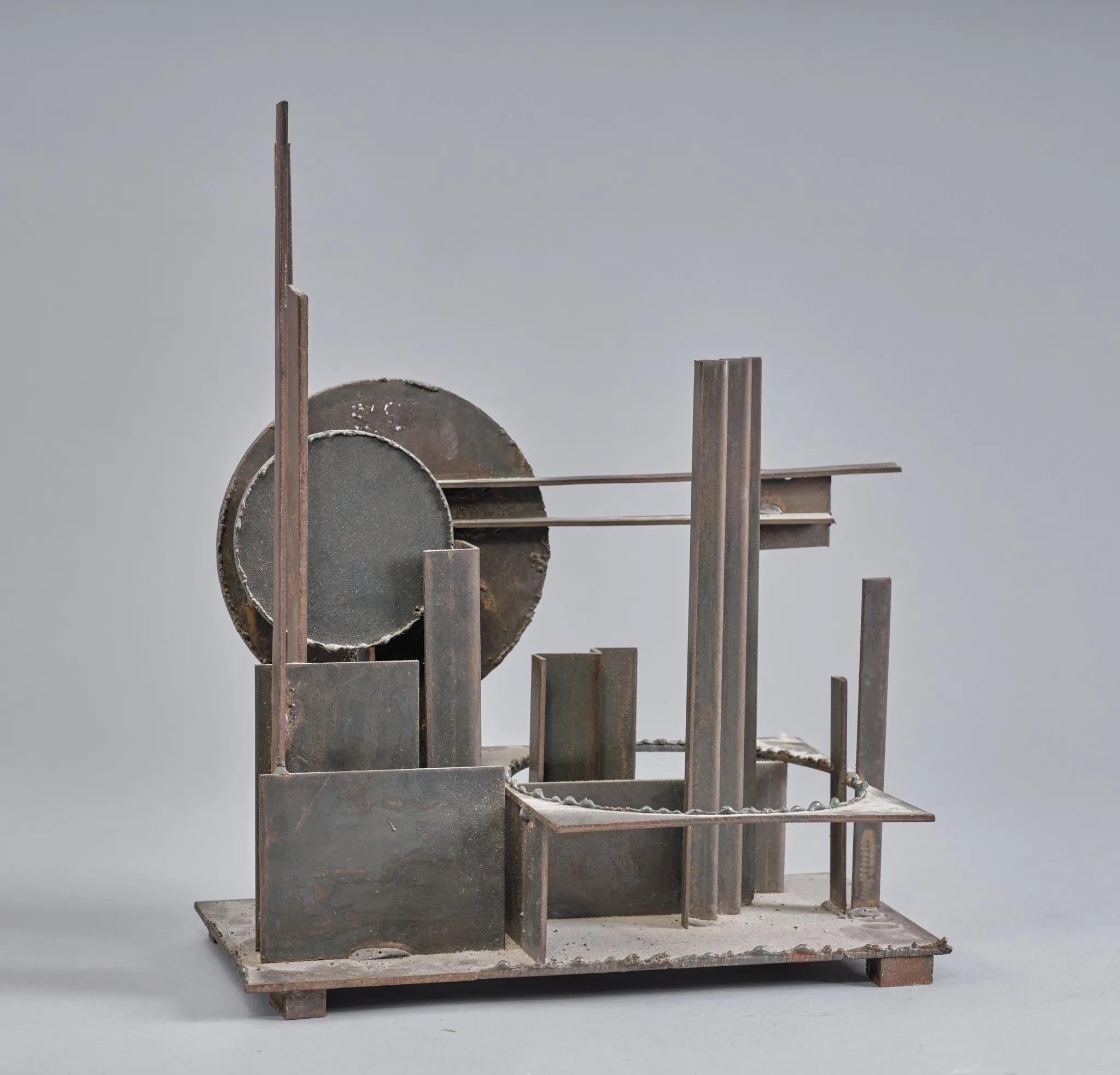 Marcel Ramond (1935-) Sculpture géométrique en métal, vers 1970

Fer soudé 

Signé sous la base

Un certificat sera fourni à l'acheteur 

Longueur 44 x Hauteur 38 x Profondeur 18 cm