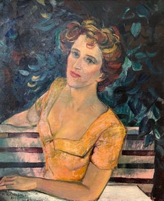 Portrait d'une femme assise sur un banc de jardin