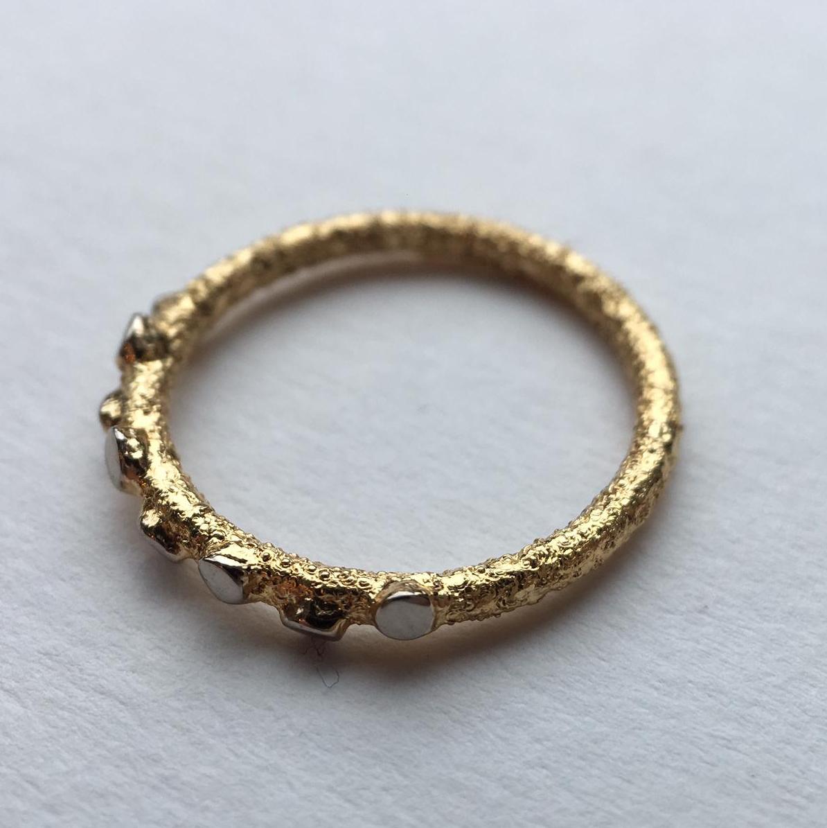 Twigs and Buds Textured Ring in 18 Karat Yellow Gold In New Condition For Sale In London, London