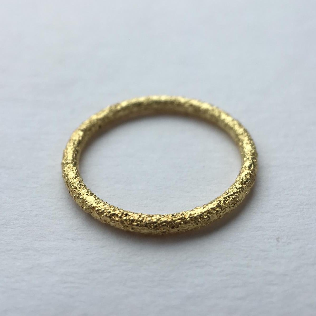 Twigs Textured Band 18 Karat Yellow Gold In New Condition For Sale In London, London