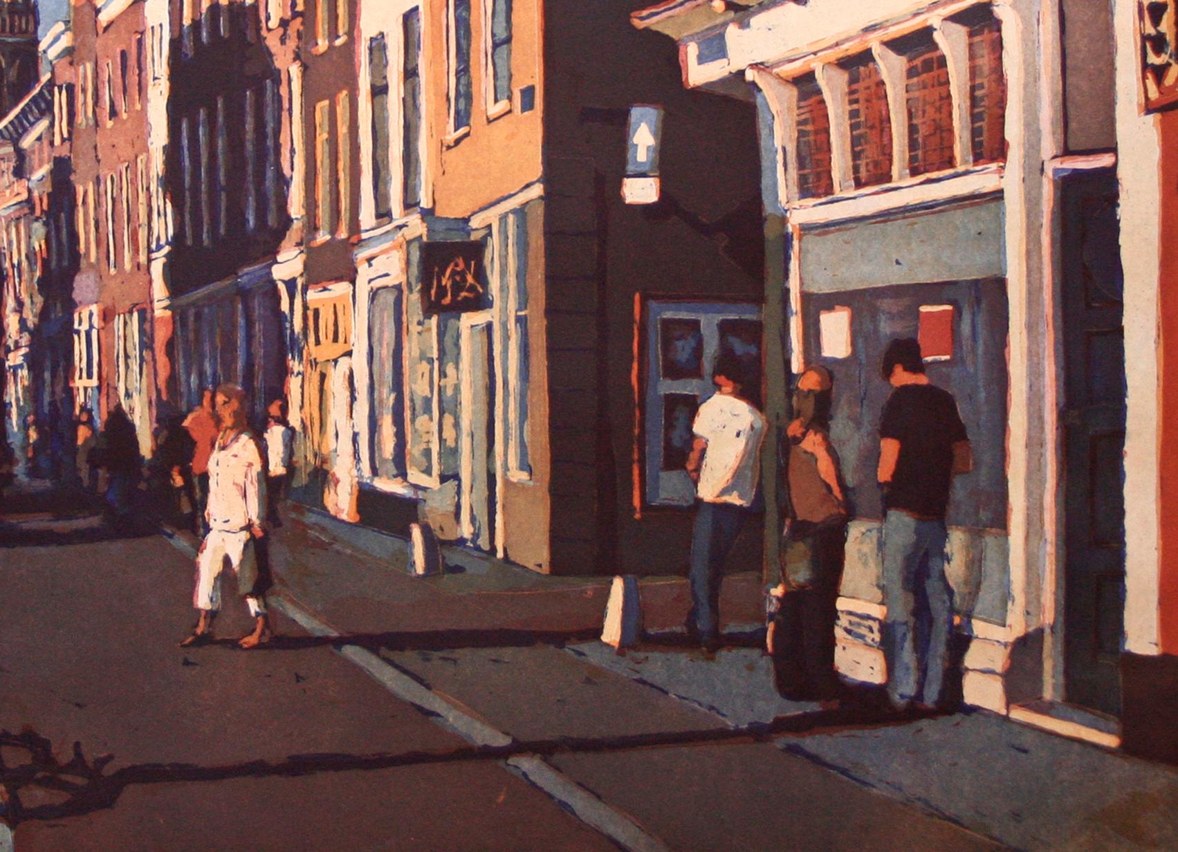 ''Oudegracht'' Gravure couleur contemporaine d'une rue aux Pays-Bas, Utrecht - Beige Figurative Print par Marcel Schellekens