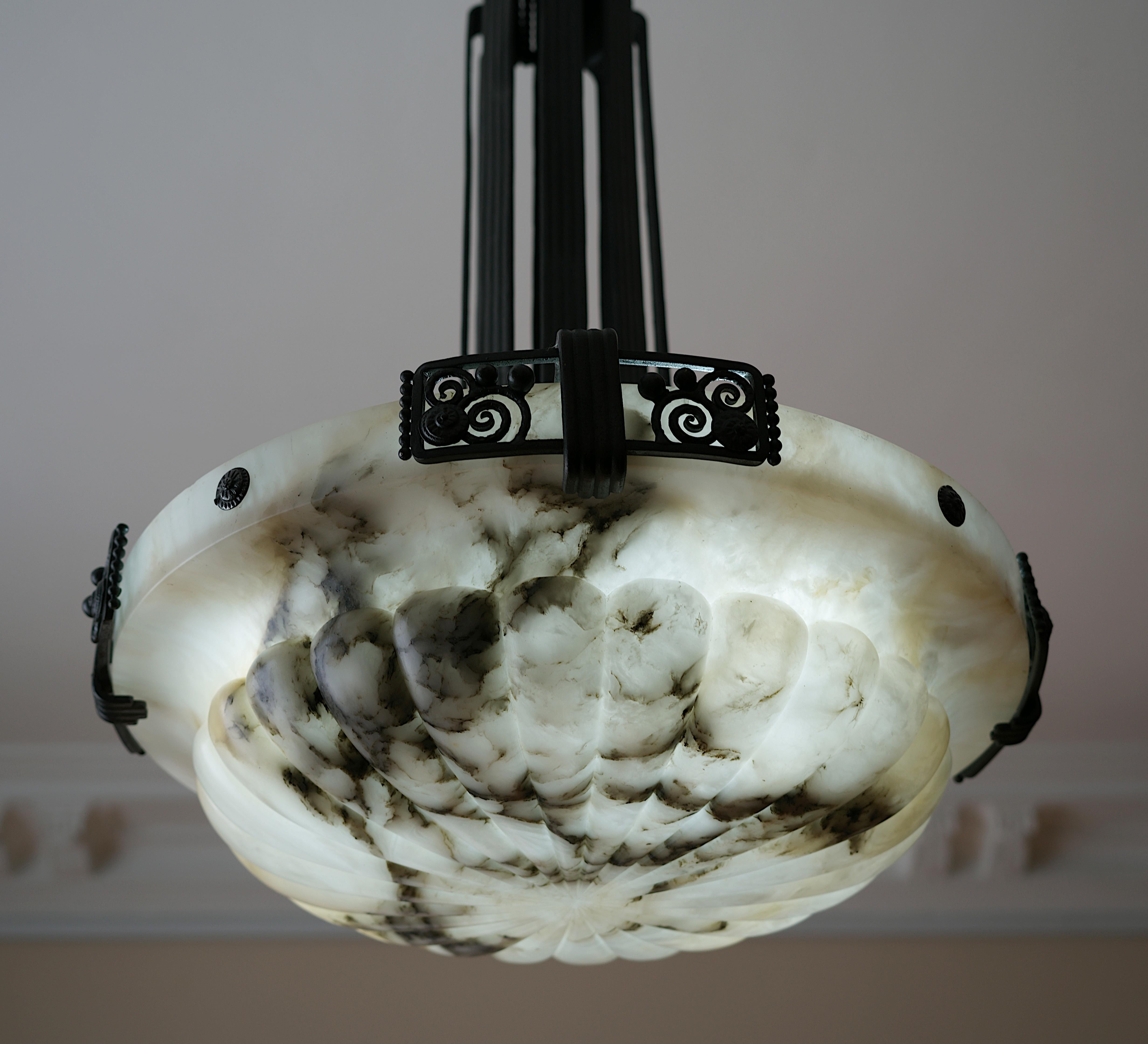 Marcel VASSEUR Grande lampadario a sospensione in alabastro Art Déco, 1920 in vendita 4