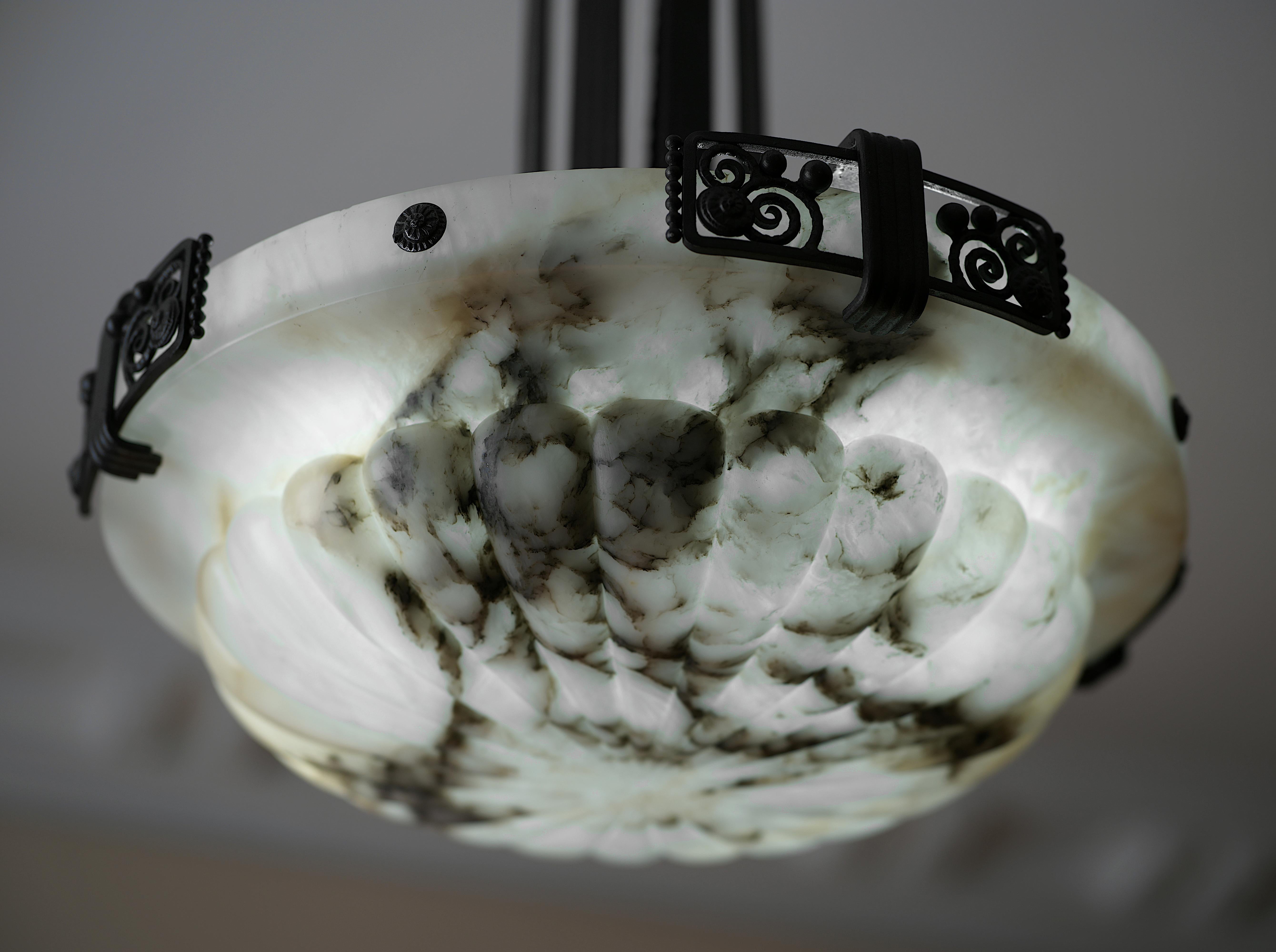 Marcel VASSEUR Grande lampadario a sospensione in alabastro Art Déco, 1920 in vendita 7