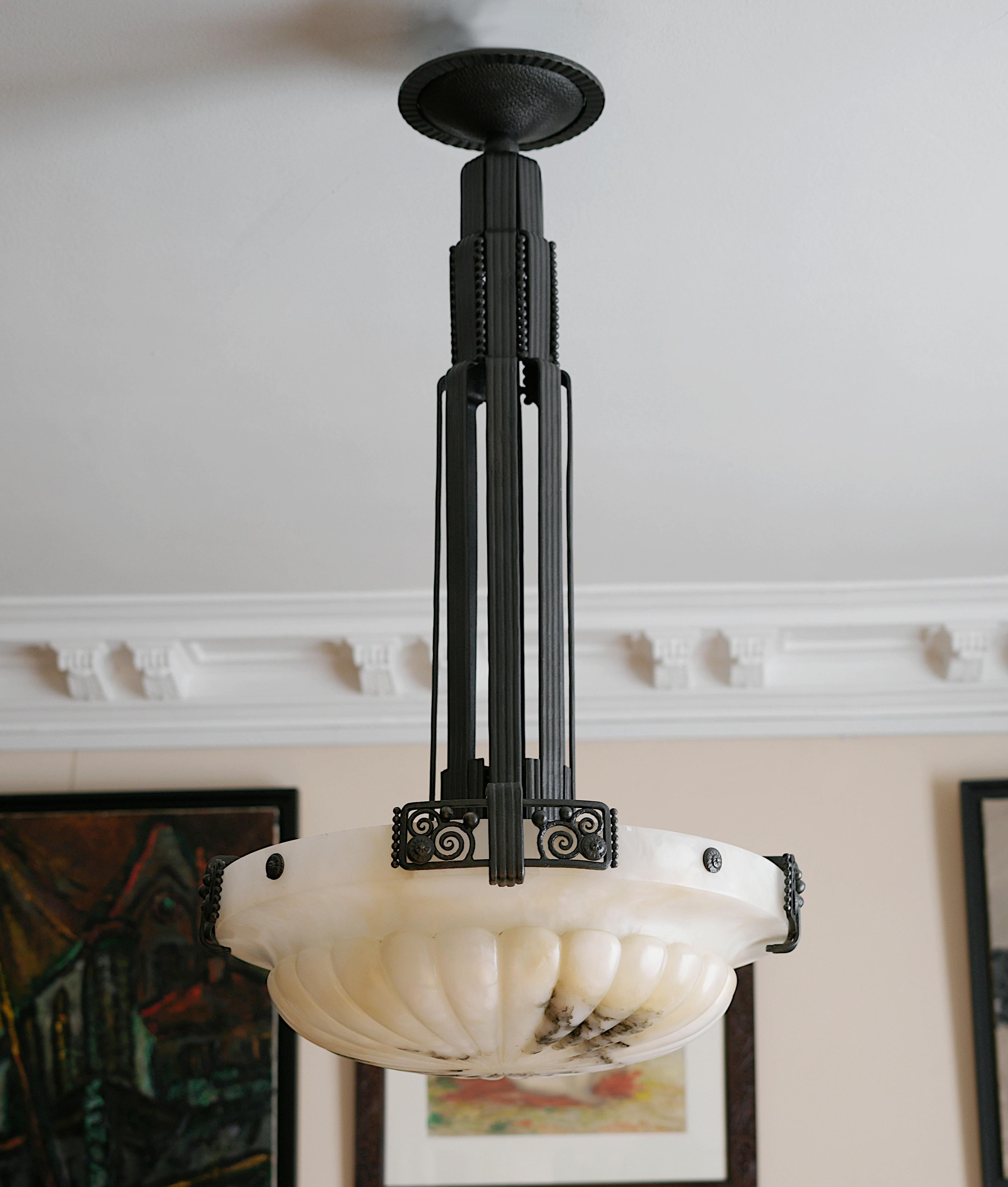 Francese Marcel VASSEUR Grande lampadario a sospensione in alabastro Art Déco, 1920 in vendita