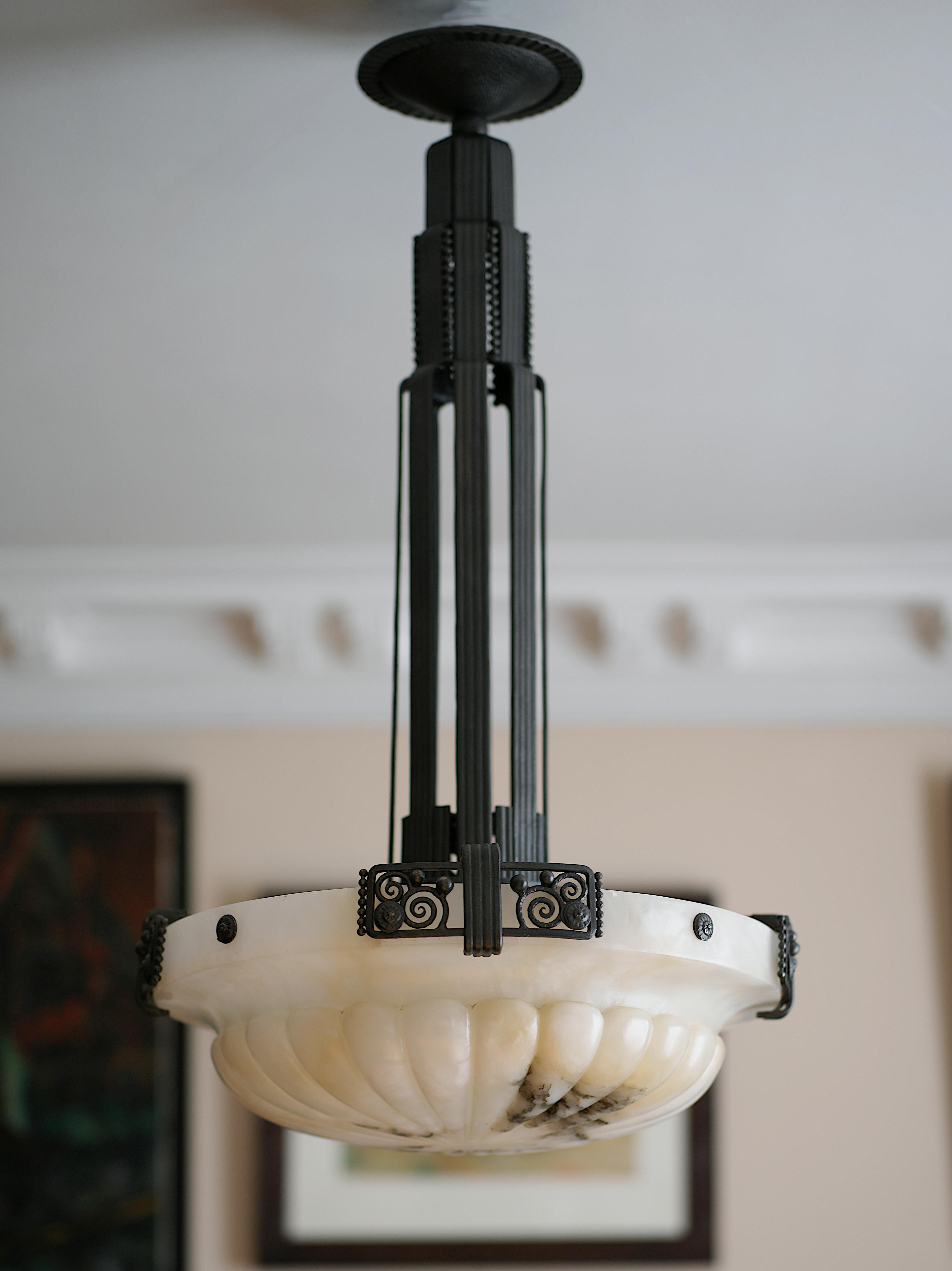 Marcel VASSEUR Grande lampadario a sospensione in alabastro Art Déco, 1920 In condizioni buone in vendita a Saint-Amans-des-Cots, FR