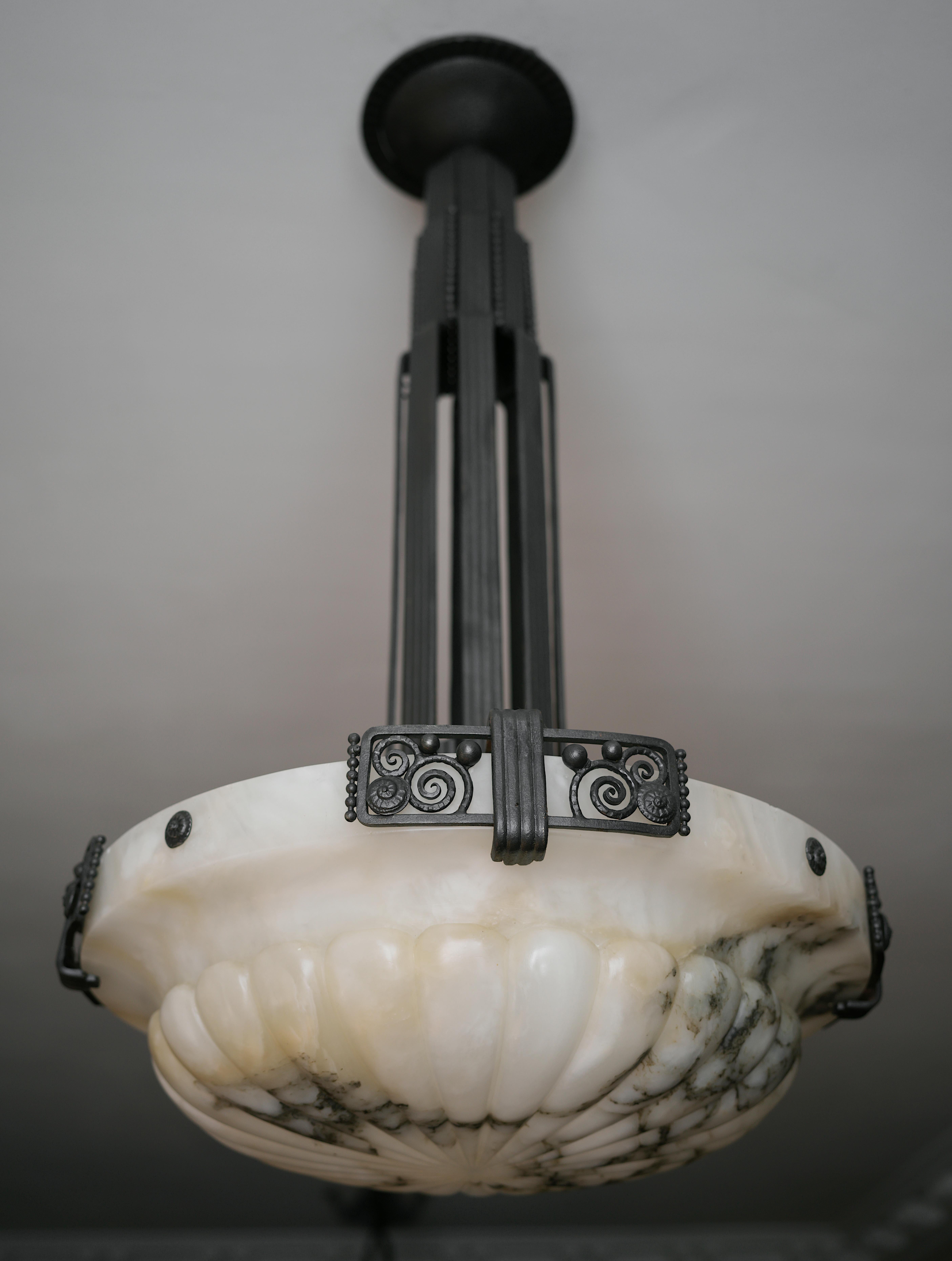 Inizio XX secolo Marcel VASSEUR Grande lampadario a sospensione in alabastro Art Déco, 1920 in vendita