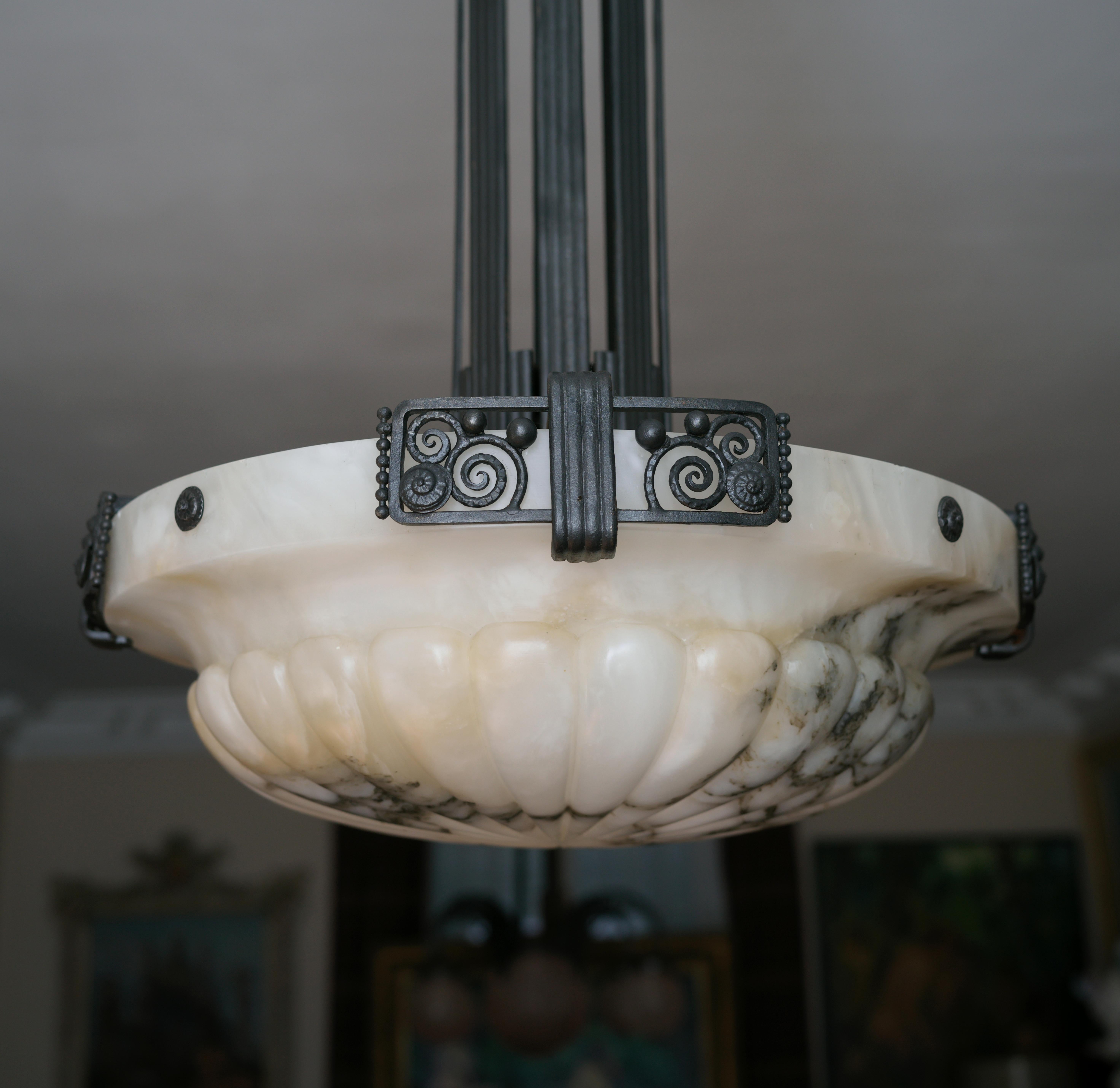Ferro battuto Marcel VASSEUR Grande lampadario a sospensione in alabastro Art Déco, 1920 in vendita