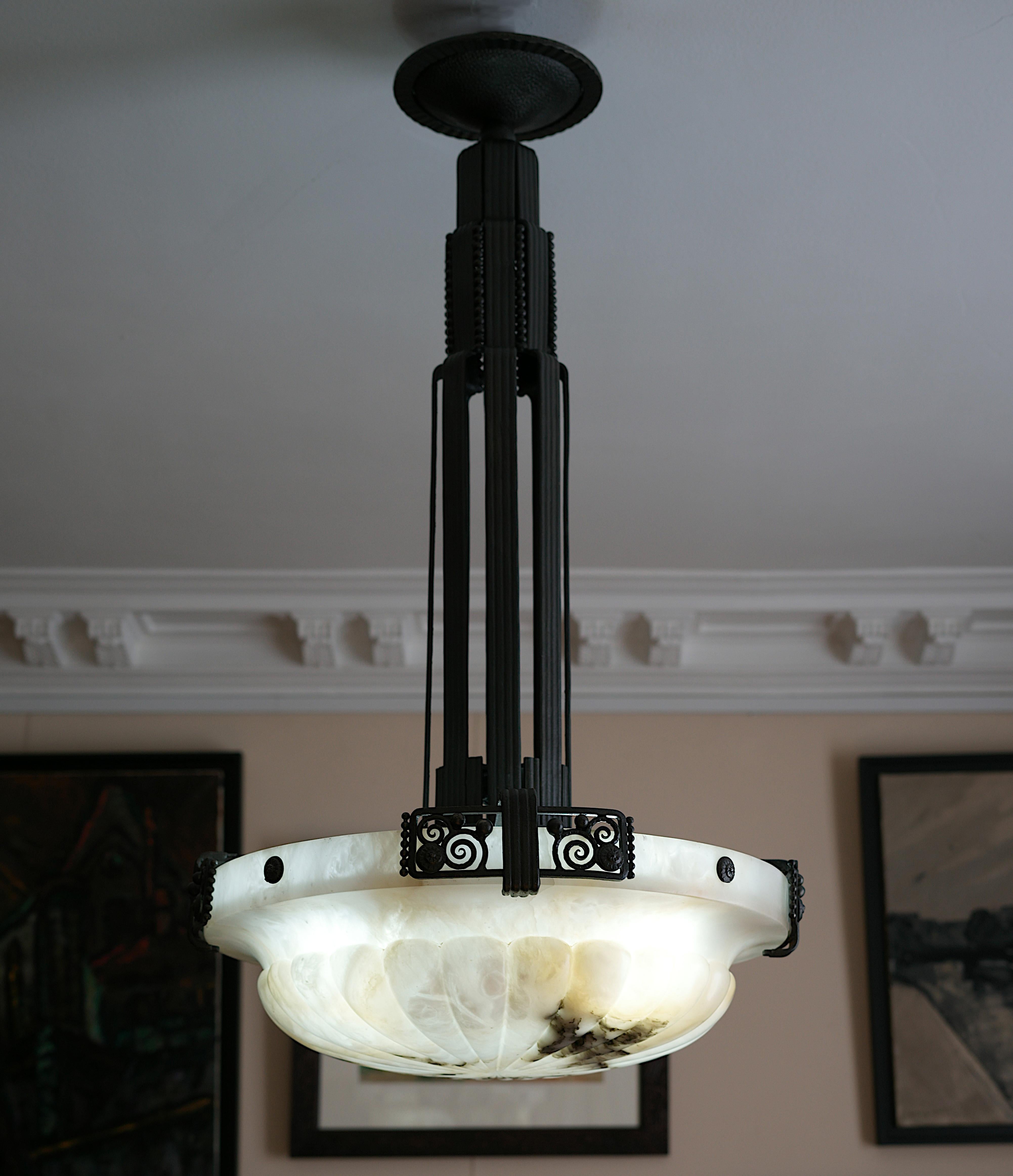 Marcel VASSEUR Grande lampadario a sospensione in alabastro Art Déco, 1920 in vendita 2