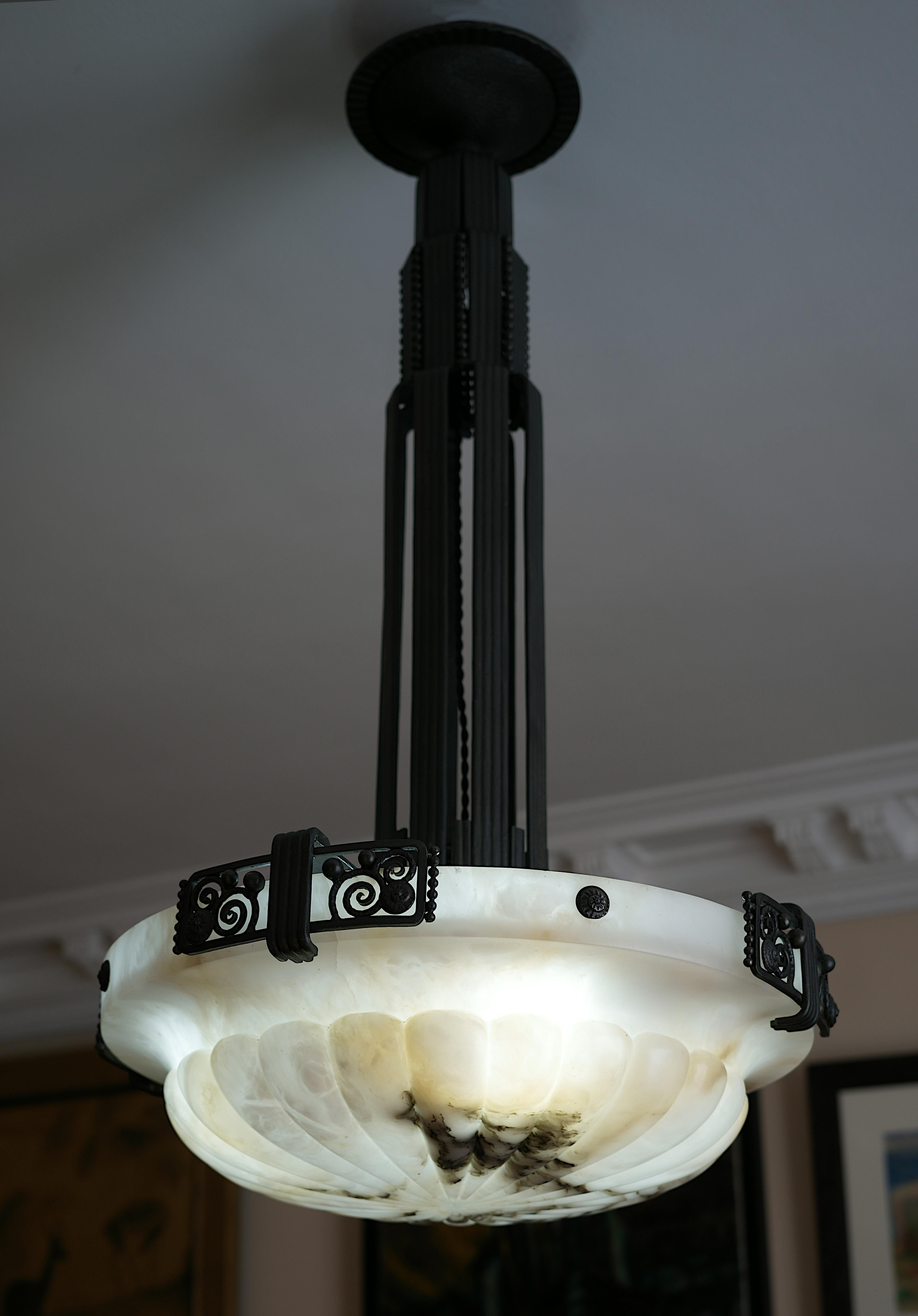 Marcel VASSEUR Grande lampadario a sospensione in alabastro Art Déco, 1920 in vendita 3