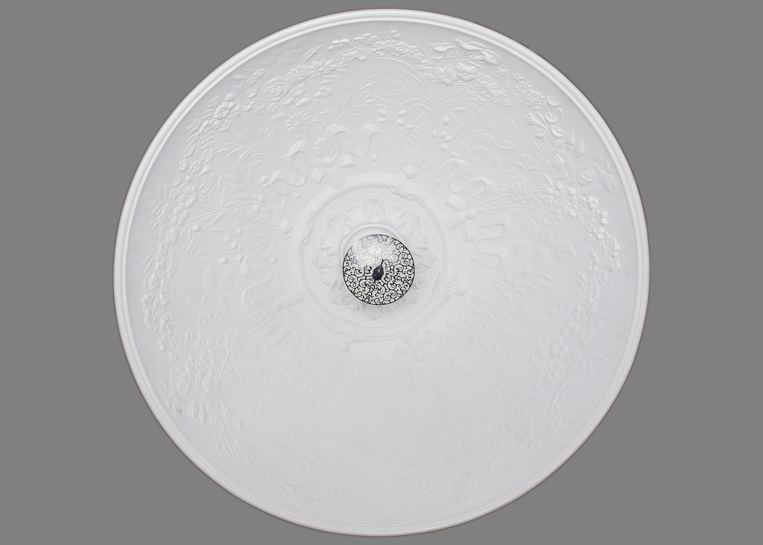 Marcel Wanders, Skygarden pendant lamp,
shiny white aluminum covered with white plaster,
sculpted Edition Flos,
circa 2000, Holland, Netherlands.
Height 46 cm, diameter 91.5 cm.

Fantasy, poetry and audacity, these are what most characterize the