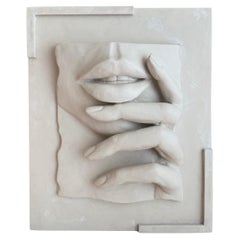 Marcela Cure Volto femminile e mano Scultura da parete in resina e pietra - Numero 23