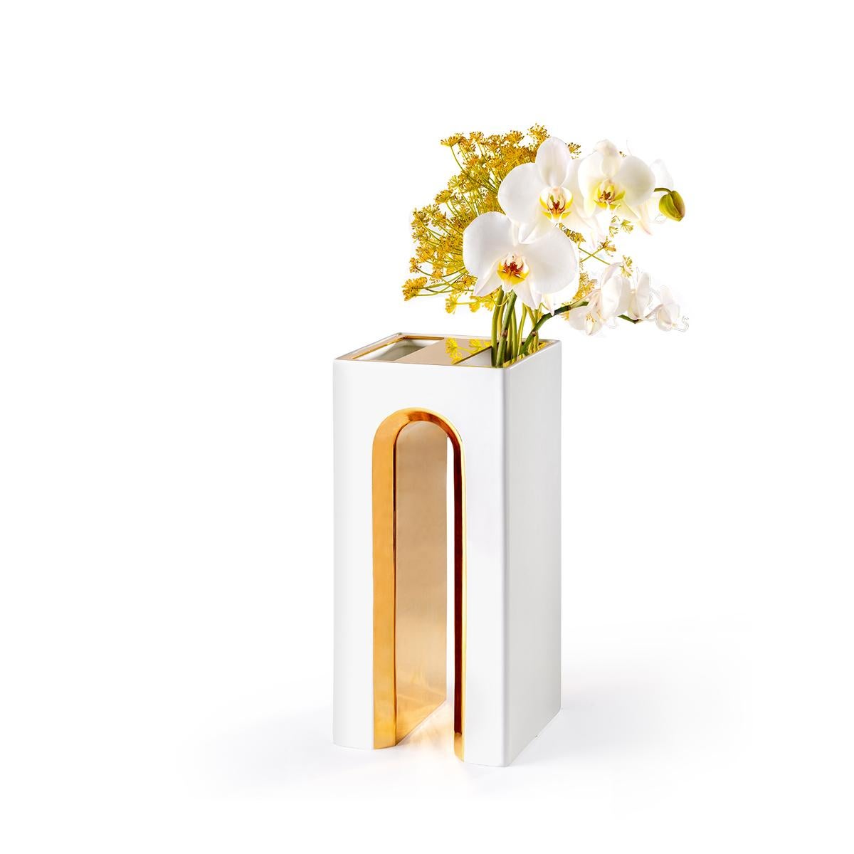 XXIe siècle et contemporain Vase à fleurs artisanal Marcello en céramique blanche et détails en or 24 carats en vente