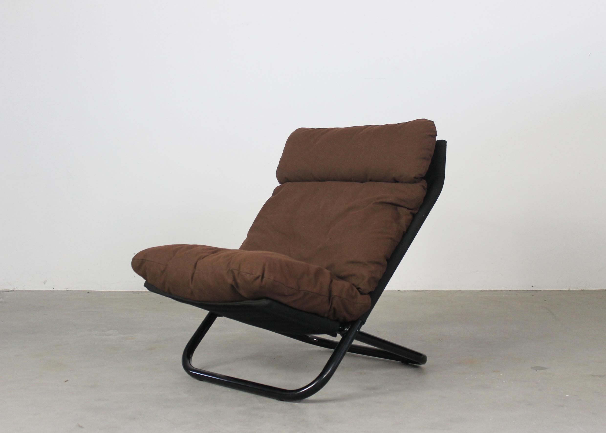 High backrest Cross armchair designed by Marcello Cuneo in 1974 and produced by Arflex in the late 1970s.
The Cross armchair presents a very simple structure in black lacquered metal covered with thick canvas, with a load-bearing function, that