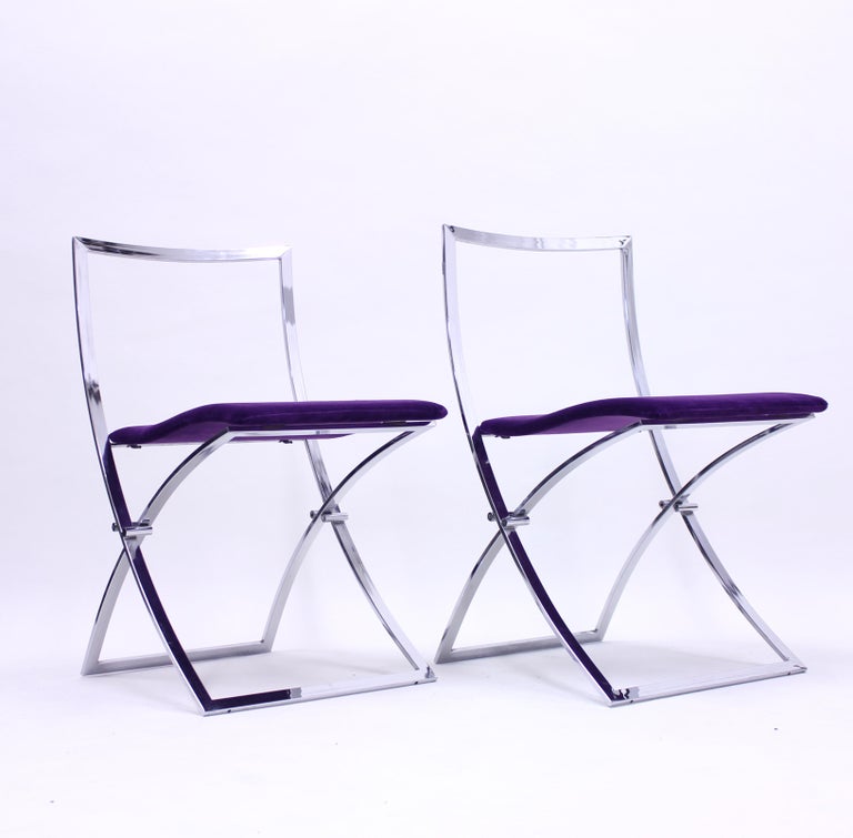 Set of 2 Luisa chairs designed by Marcello Cuneo for Mobel Italia in the 1970s. The model is foldable so they works perfect as extra chairs. Mirror Finnish chrome-plated frame with newly upholstered seats in a purple velvet fabric. Very good vintage