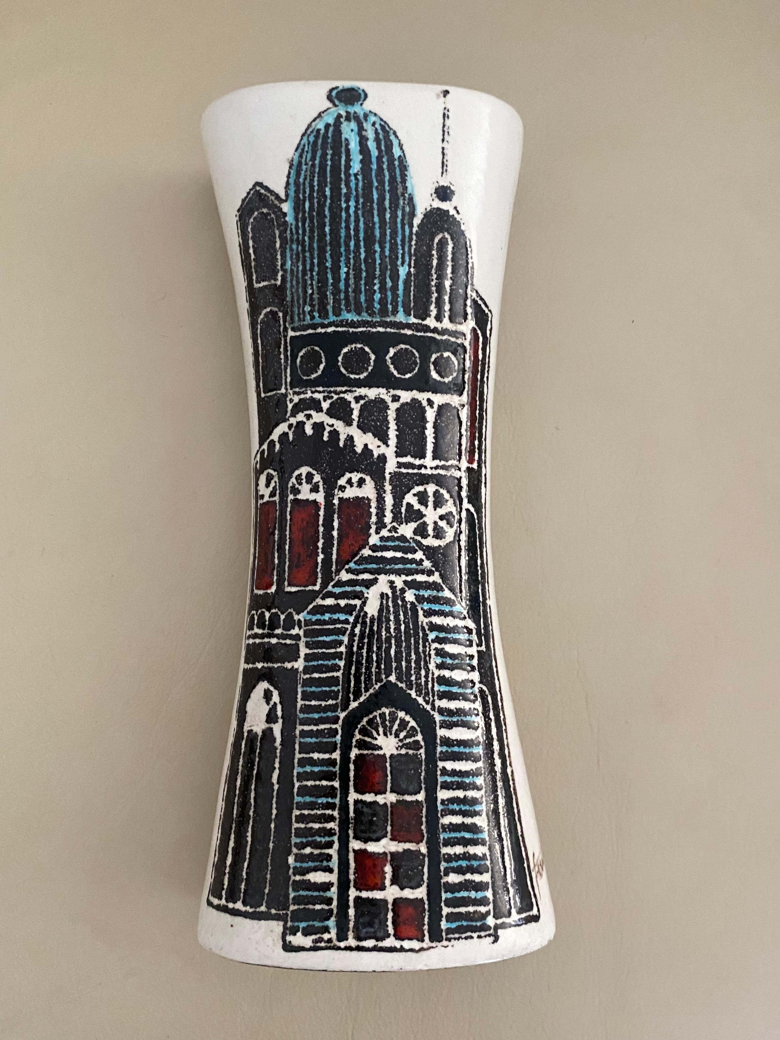 Un exquisito y raro jarrón de cerámica italiana de principios de la década de 1960, obra del célebre maestro florentino de la cerámica Marcello Fantoni (1915-2011). Esta pieza altamente escultórica y artística presenta un diseño abstracto y