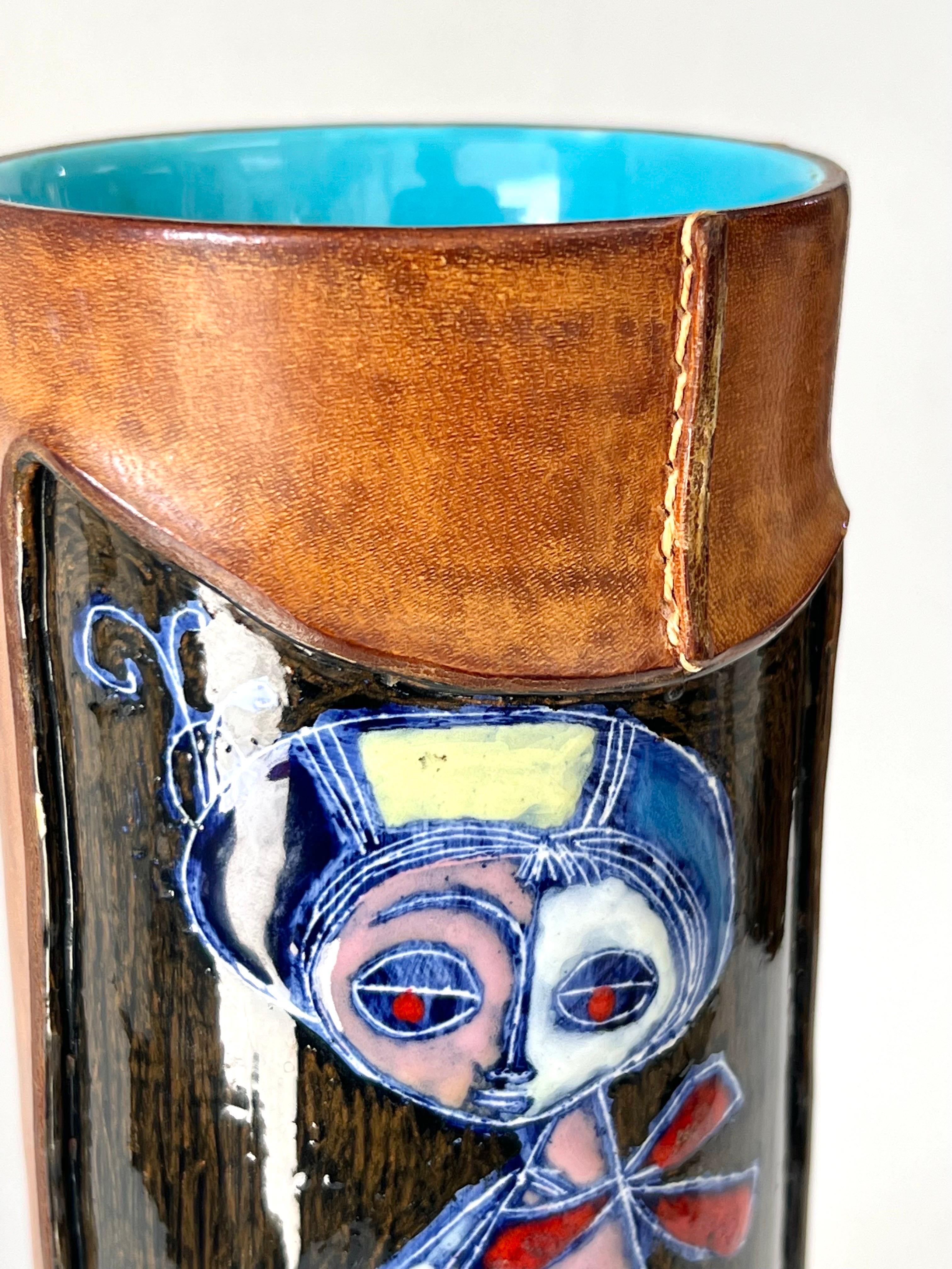 Marcello Fantoni: Abstrakte Keramikvase mit Leder im Angebot 1