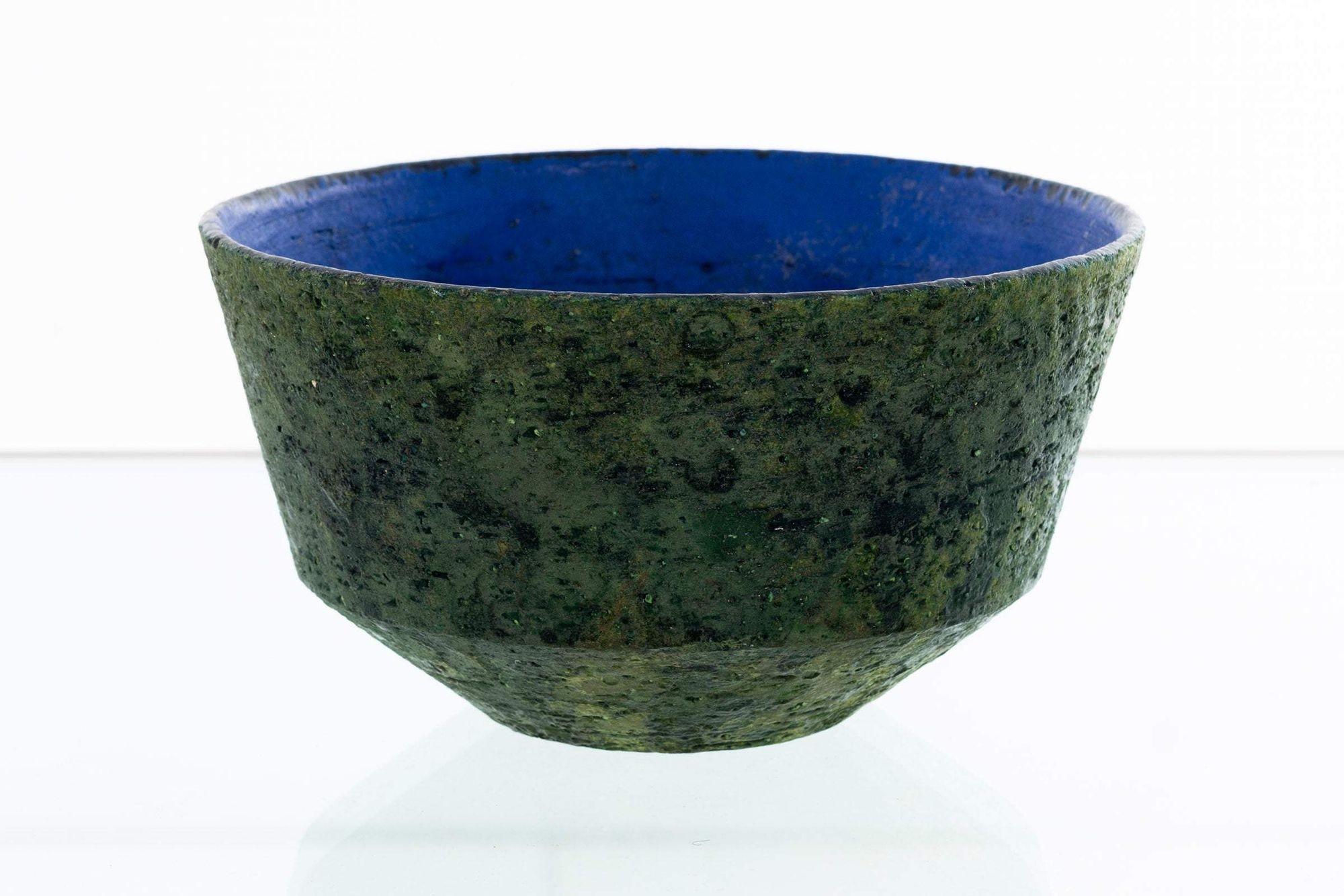 Schale aus Keramik von Marcello Fantoni, außen vulkanisch blau glasiert, innen grün glasiert. Unterzeichnet [Fantoni Italien - Raymor Italien].
Raymor
Italien
1955
Marcello Fantoni
Keramisch glasiert