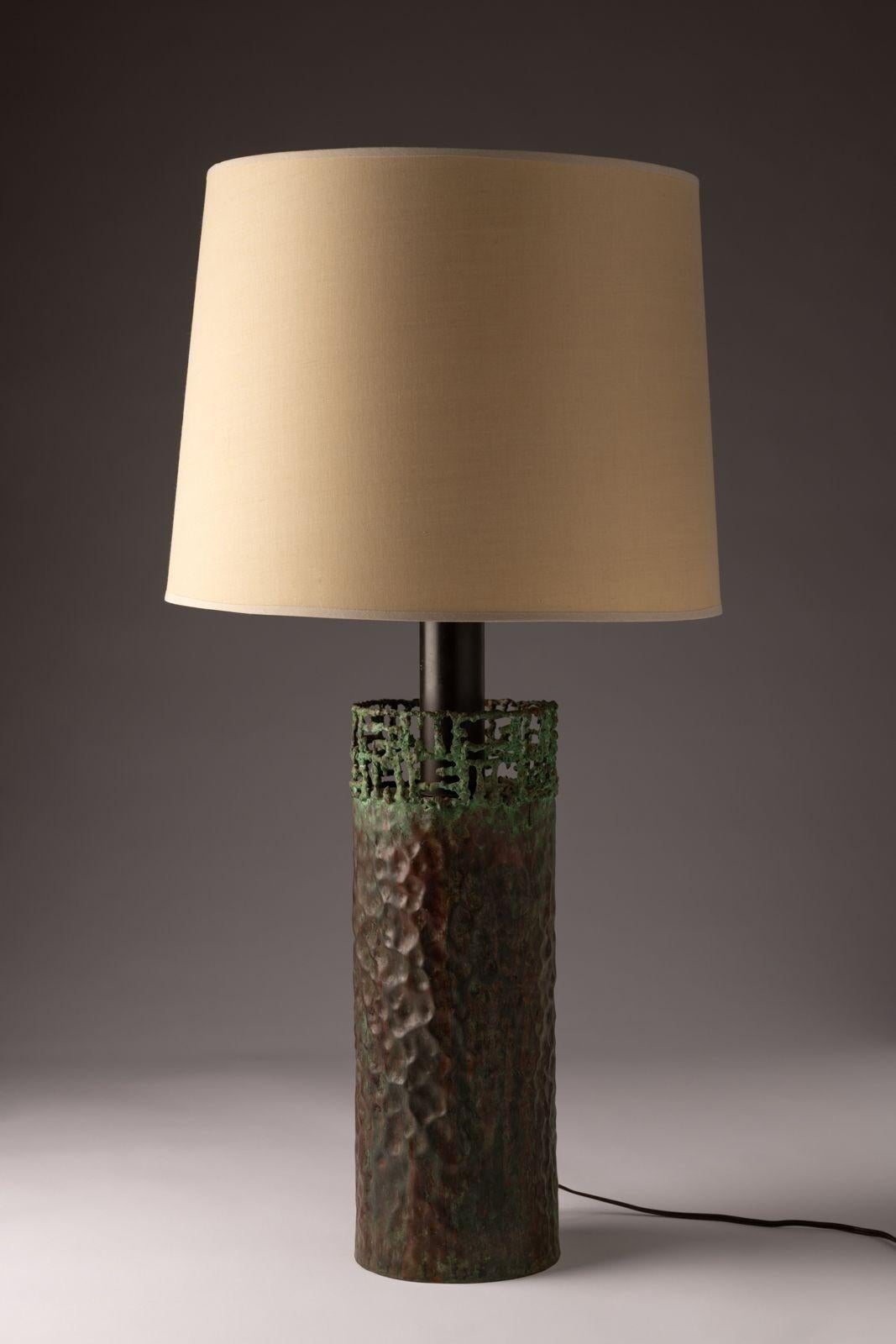 Lámpara de sobremesa vintage de cobre martillado con ornamentación brutalista escultural y pátina verdigris aplicada.
Un ejemplo raro y asombroso de esta forma.
Pantalla no incluida.