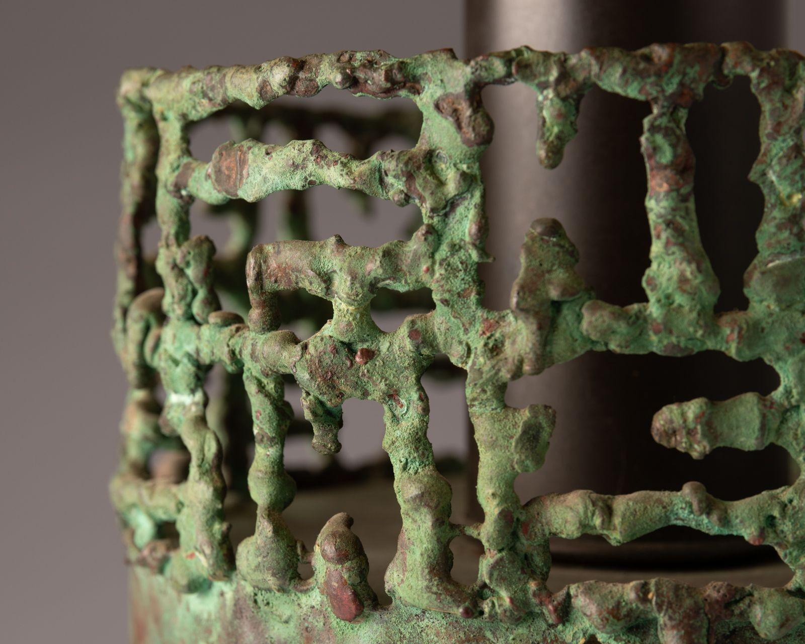 Marcello Fantoni Lámpara de sobremesa brutalista de cobre con pátina de verdigris Años 60 Martillado en venta
