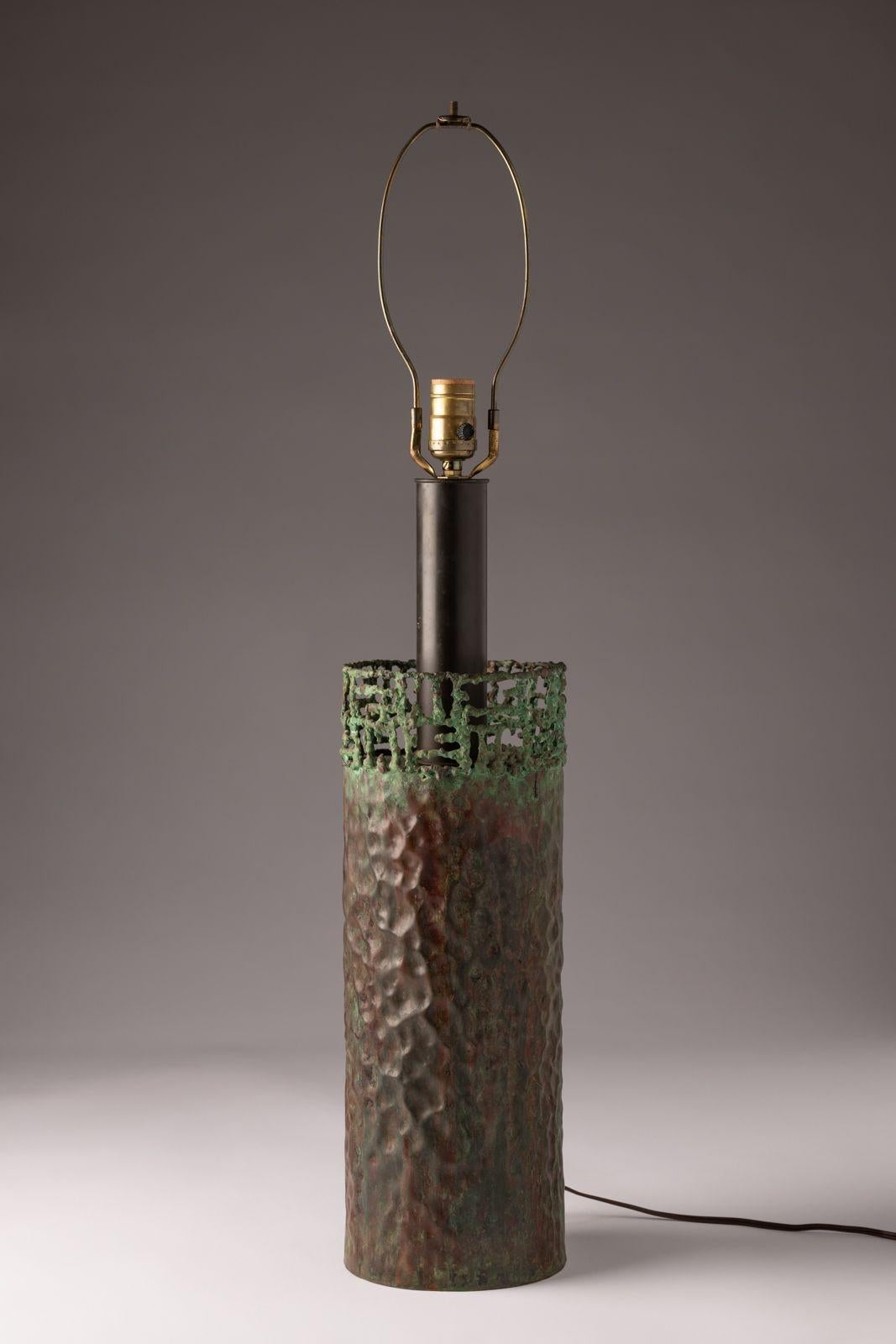 Marcello Fantoni Lámpara de sobremesa brutalista de cobre con pátina de verdigris Años 60 siglo XX en venta