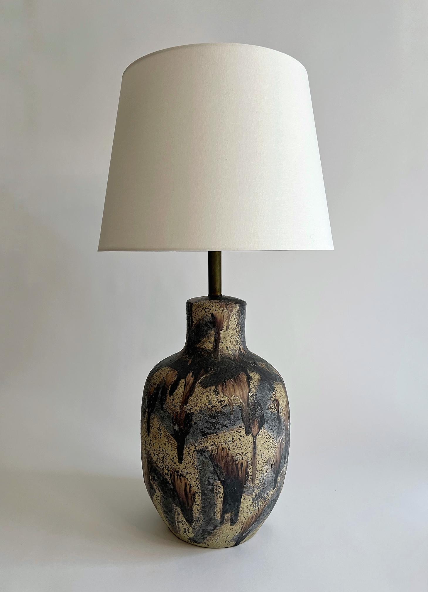 Lampade uniche in ceramica di Marcello Fantoni per Raymor, Italia, anni '60. La lampada è realizzata in modo eccezionale con sottili sfumature di terra e dettagli di smalto a goccia. Questa lampada si abbina bene ai classici designer di metà secolo
