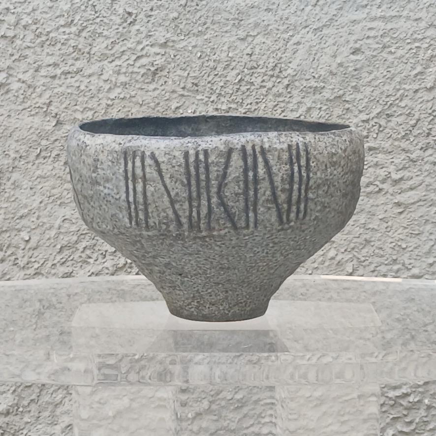 Marcello Fantoni, grès artistico, ceramica anni '60, design italiano vintage, ceramica firmata, arte fiorentina, ciotola decorativa, incisione su grès, minimalismo toscano, stoneware bowl, Italian ceramics, 1960s design, incised pottery, signed