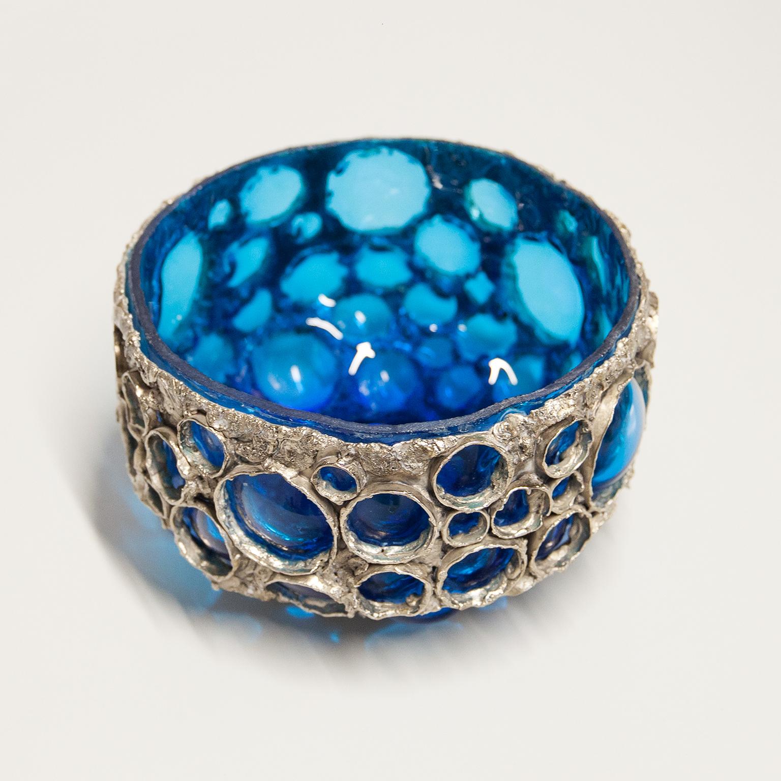 Schale aus geblasenem Glas und geschmolzenem Metall von Marcello Fantoni und Gian Paolo. Organische, runde Form aus blauem Glas mit Akzenten aus kaltlackiertem Metall, auf der Unterseite signiert.