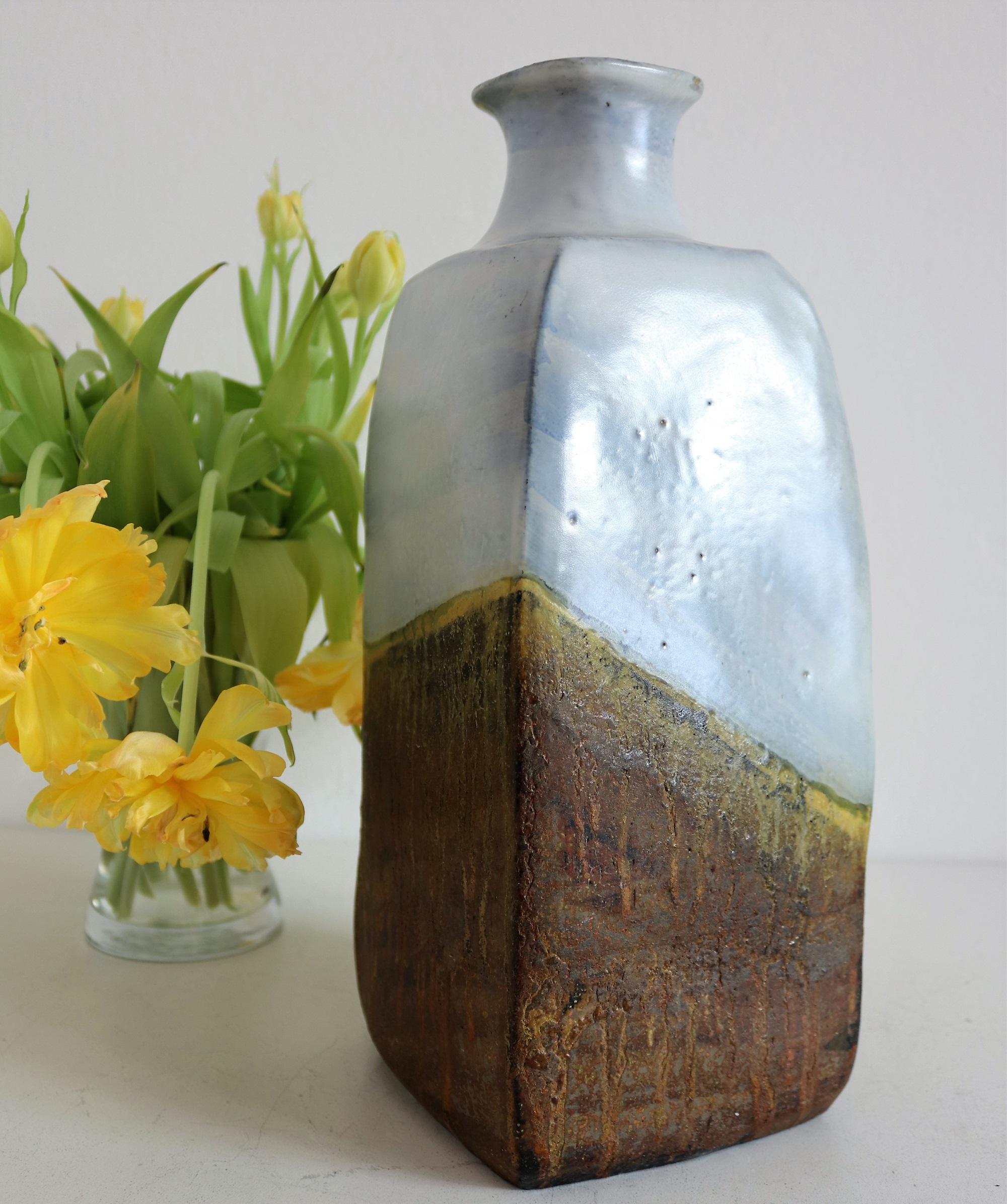 Marcello Fantoni Italienische Keramikvase aus der Jahrhundertmitte,  1960s

Wunderschöne große Keramikvase in schönen Farben und Glasur des Italieners Marcello Fantoni, Florenz, Italien, aus den 1960er Jahren.
Die Vase ist mit seiner typischen