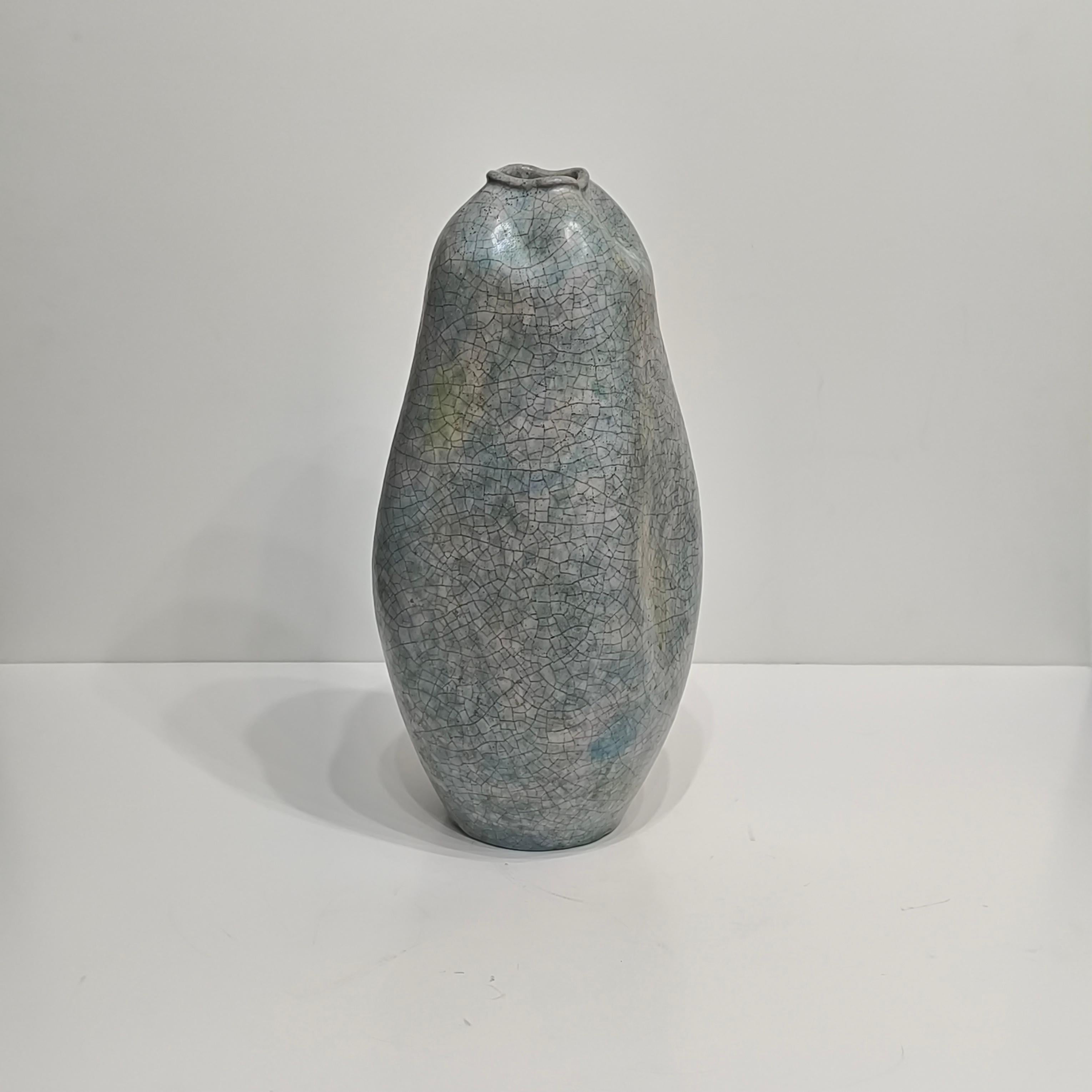 Un vase sculptural, en céramique émaillée, avec glaçure craquelée, surformé à la main, par Marcello Fantoni, un maître de la céramique italienne du milieu du siècle, connu pour ses formes expressives et ses techniques d'émaillage