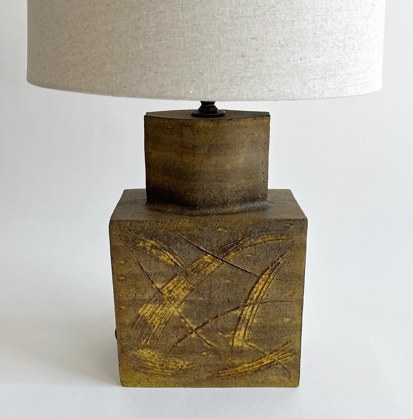 Exquisite Studiolampe von Marcello Fantoni, Italien 1970er Jahre. Grüne und gelbe Erdtöne mit Sgraffito-Details auf dem Lampenkörper machen diese Lampe zu einem außergewöhnlichen Objekt für jeden Sammler. Die Finne ist aus handgeschnitzter Jade mit