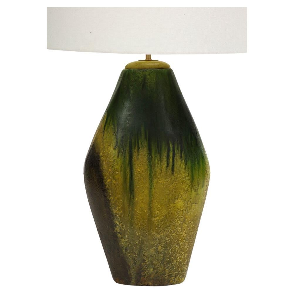Lampe Marcello Fantoni, céramique, vert, jaune, tons de terre, signée. Grande lampe en céramique d'atelier moulée à la main, en forme de diamant, décorée d'une glaçure goutte à goutte de couleur verte, jaune et terre d'ombre.  Signé dans la glaçure