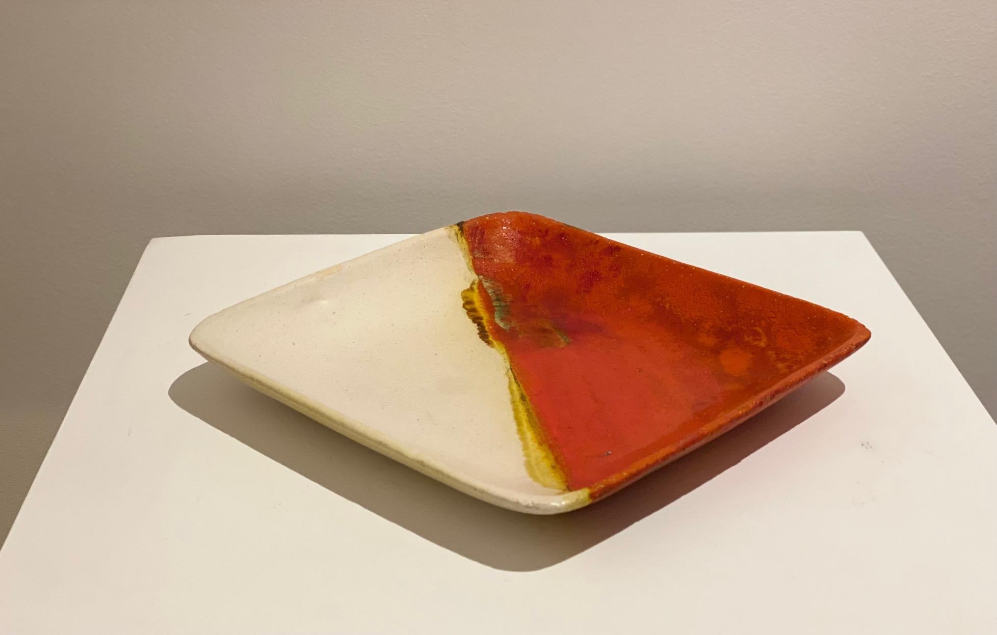 Signierte Keramik-Videopoche von Marcello Fantoni (1915-2011) für Raymor, Mitte der 1950er Jahre
Farben variierend zu weiß / orange und rot emailliert
Schöner Originalzustand.
