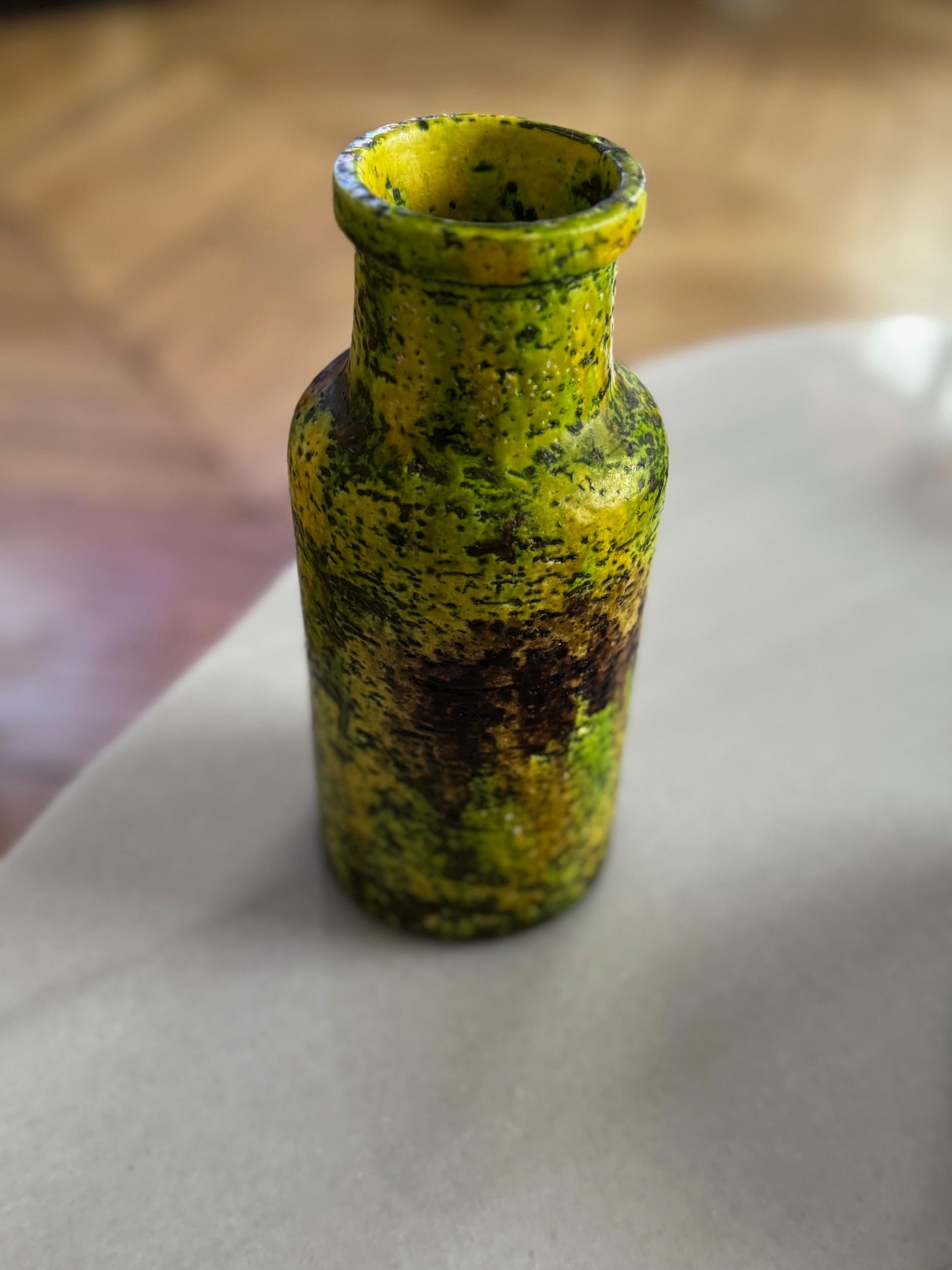 Jarrón de cerámica firmado por Marcello Fantoni (1915-2011)  mediados de los 60
Esmalte abstracto verde, marrón y amarillo 
Buen estado original.