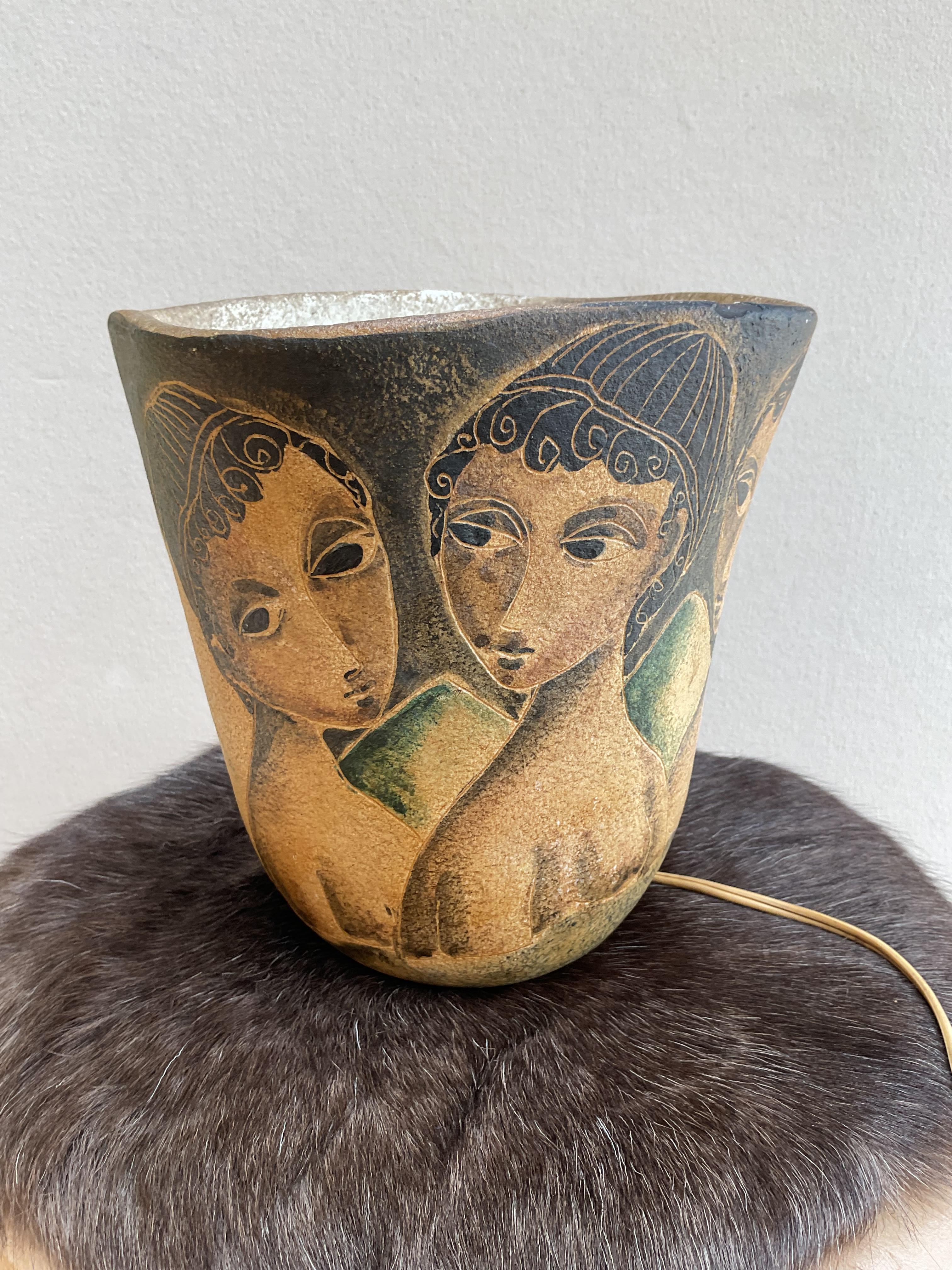 Marcello Fantoni Lámpara de cerámica italiana de Studio Pottery de mediados de siglo con figuras estilizadas Italiano en venta
