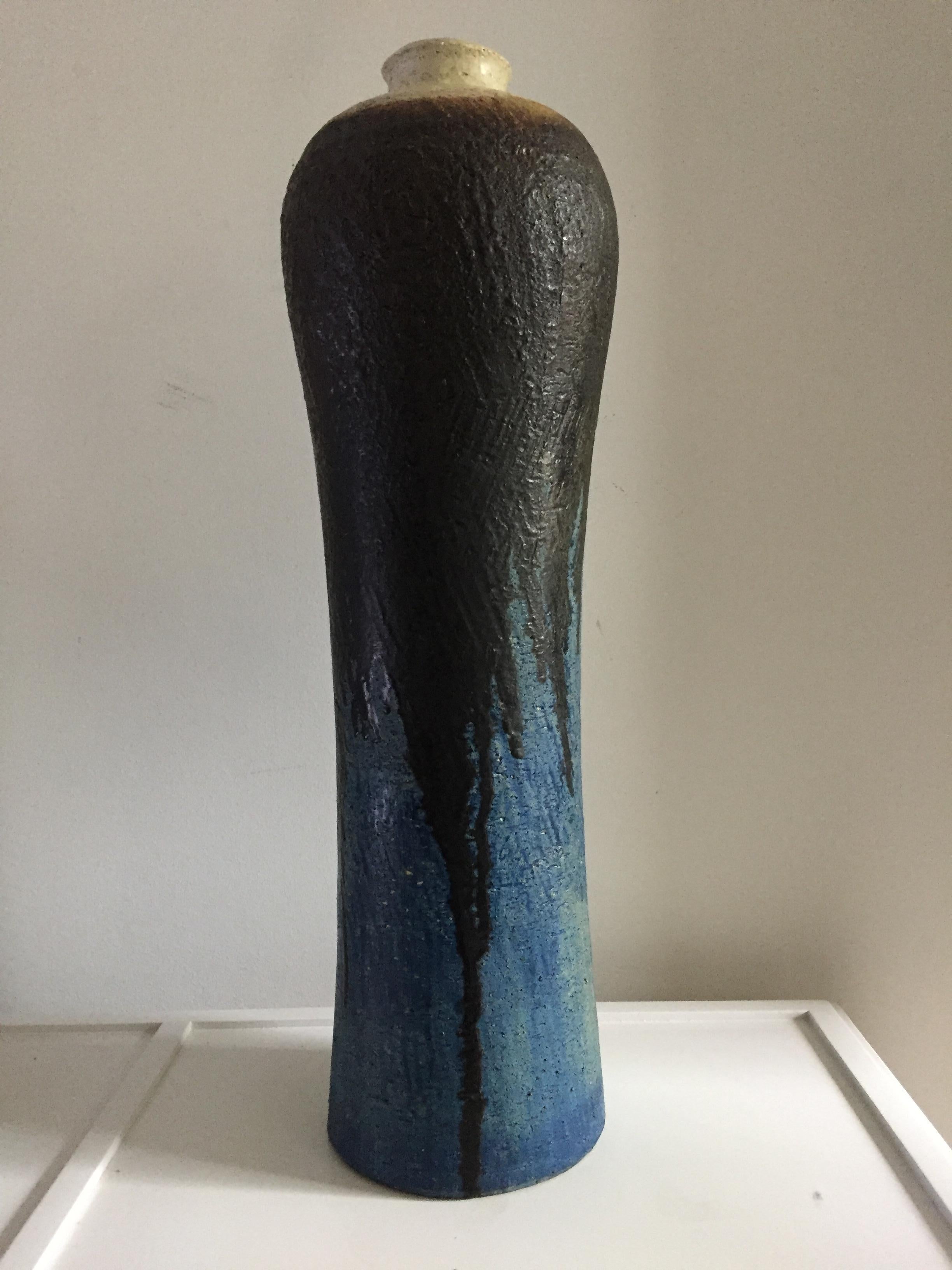 Vase monumental en céramique de Marcello Fantoni signé et numéroté pour Raymor, haut et cannelé au sommet de la crème avec une glaçure noire s'égouttant sur une texture et des teintes bleues et turquoises.