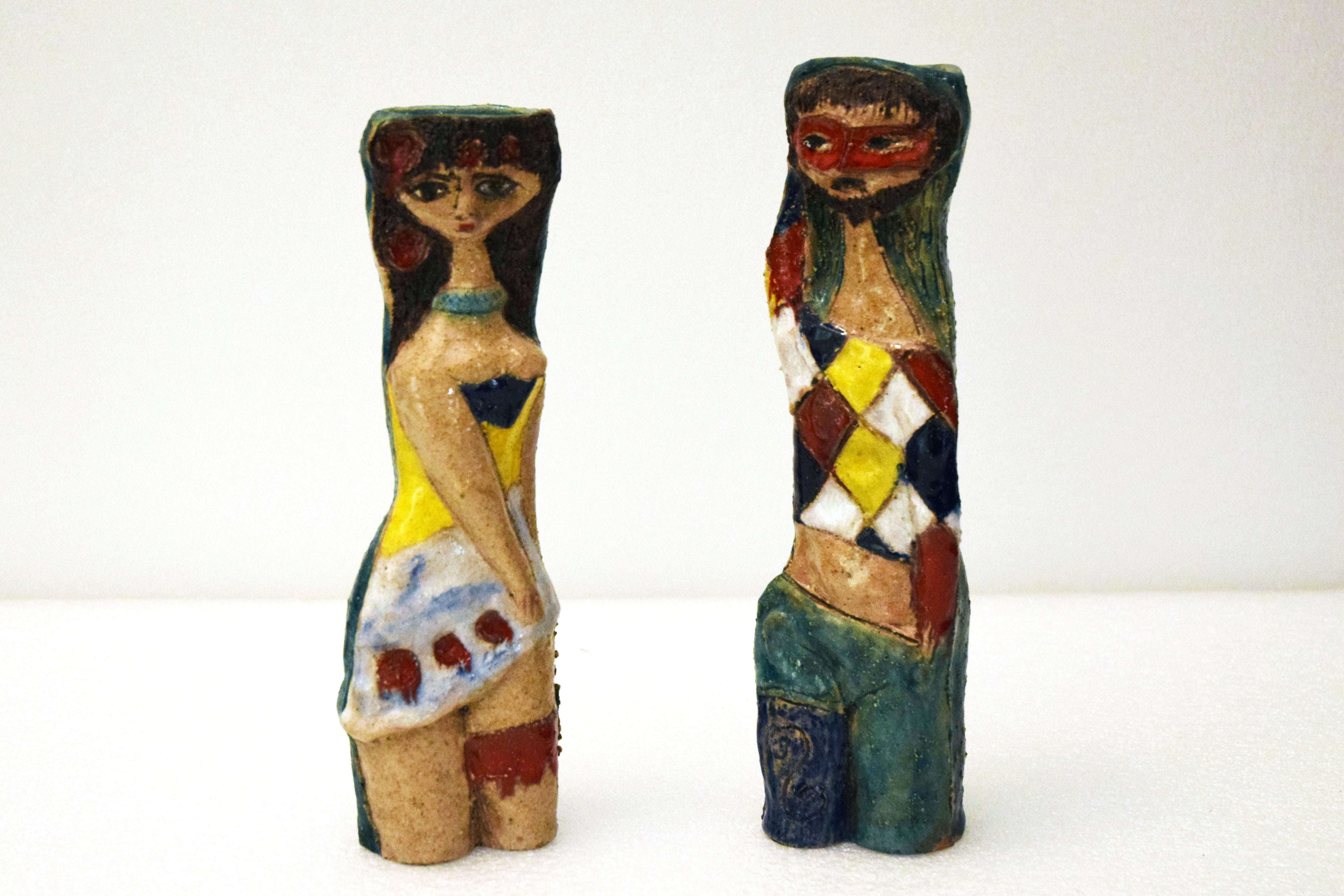 Rare paire de vases-sculptures de Marcello Fantoni, années 1960.
En céramique émaillée avec des émaux polychromes, entièrement réalisée à la main. 
Représentant les deux personnages de la commedia dell'arte Arlequin et Colombine.
Signé en bas.
En
