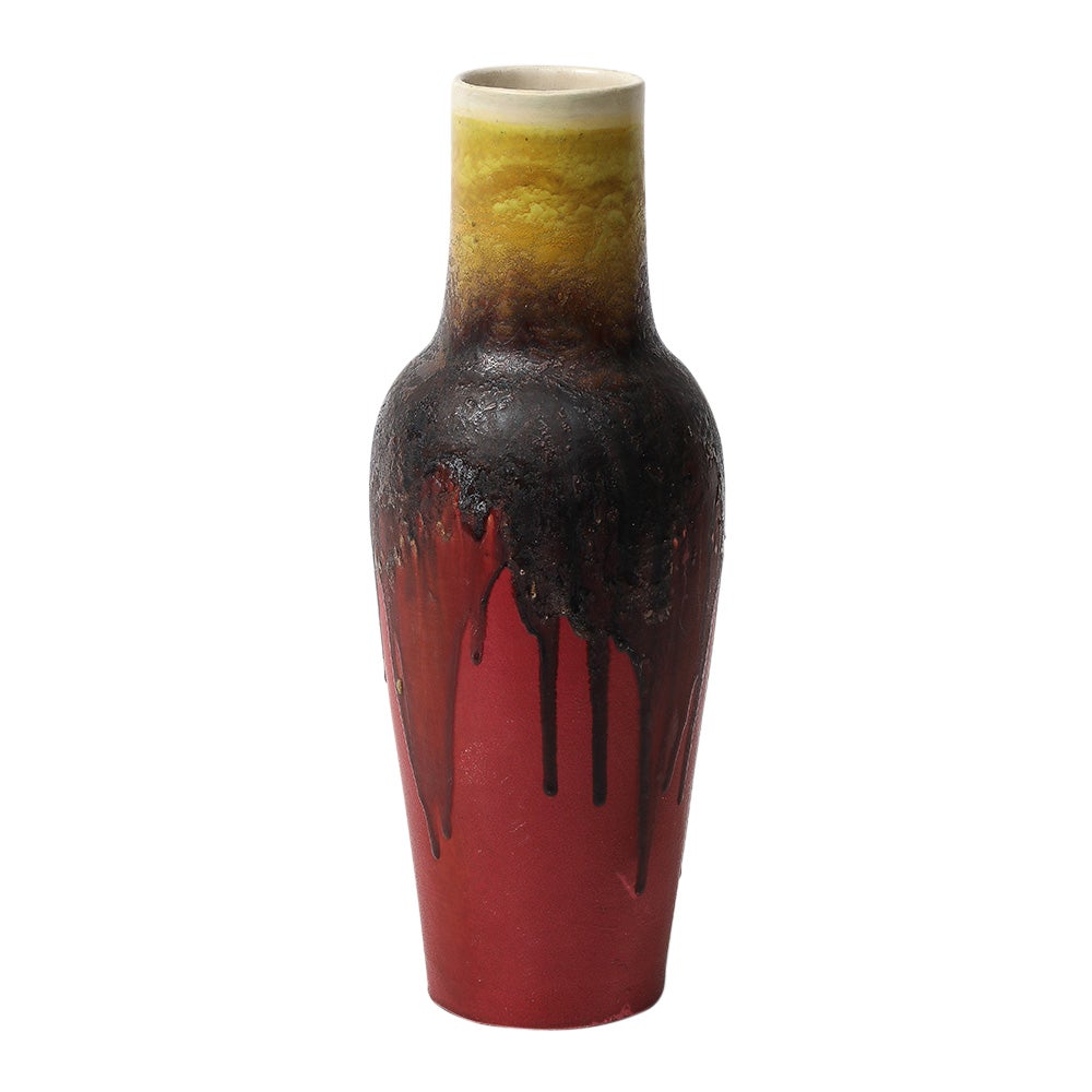 Vase Marcello Fantoni Raymor, céramique, émail goutte à goutte, rouge bourgogne, jaune, signé. Grand vase élancé avec des épaules douces et arrondies et un corps légèrement effilé. Glacis texturé au goutte-à-goutte, exécuté avec soin, dans des tons