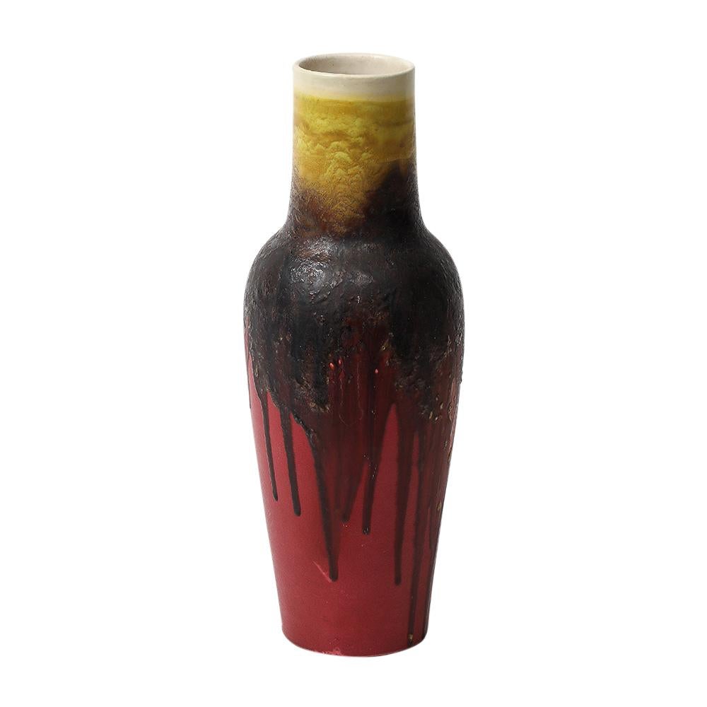 italien Marcello Fantoni Vase Raymor, céramique, émail goutte à goutte, rouge bourgogne, jaune, signé en vente
