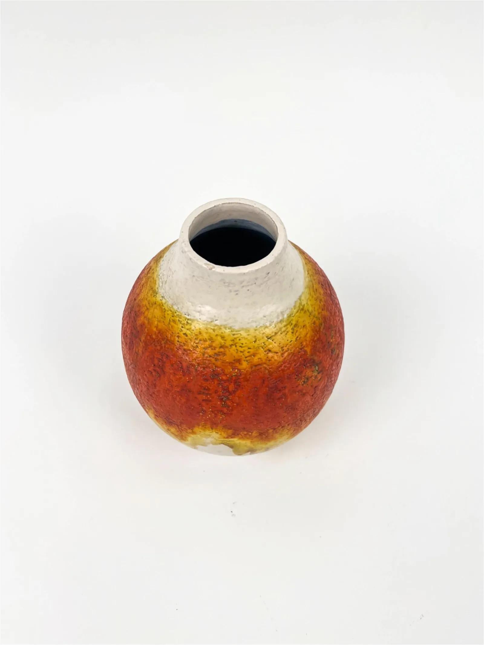 Céramique Marcello Fantoni Round Tapered Ceramic Modern Vase, Red, White, Yellow, Italy. en vente
