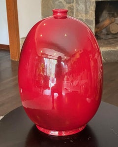 Vaso in ceramica smaltata color sangue di bue firmato da Marcello Fantoni, risalente alla metà del secolo scorso.