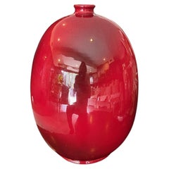 Vaso in ceramica smaltata color sangue di bue firmato da Marcello Fantoni, risalente alla metà del secolo scorso.