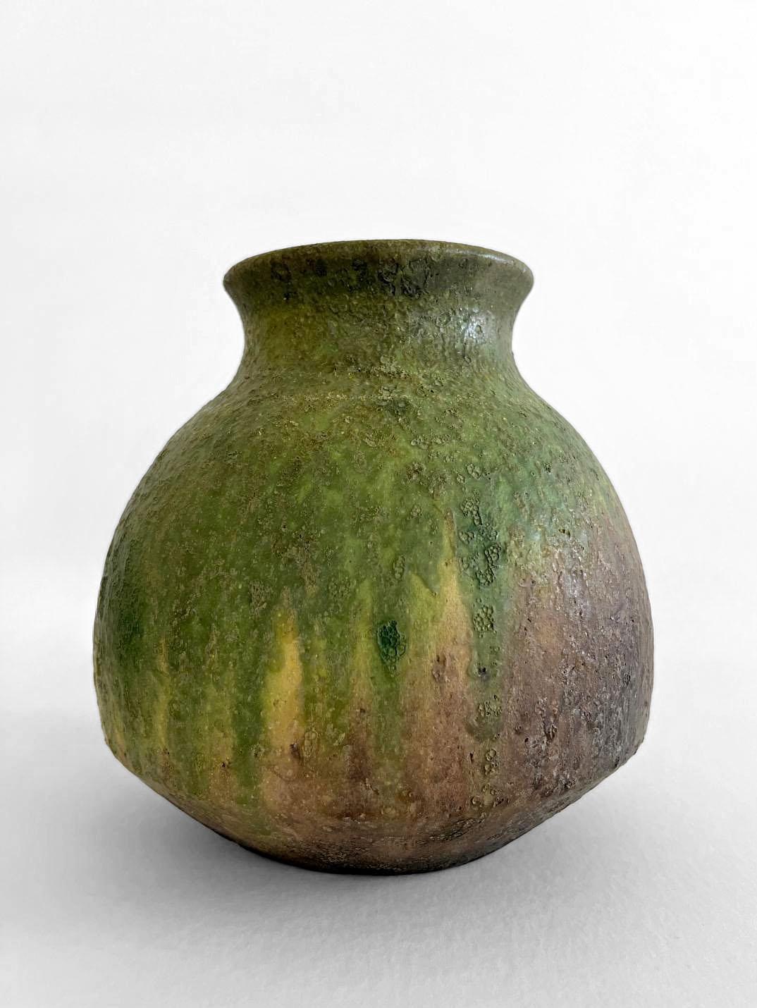 Ceramiche da studio con smalto lavico fatte a mano da Marcello Fantoni, create in Italia negli anni '60. Questa pentola ha uno smalto lavico opaco unico nel suo genere, con toni marroni, gialli e verdi, e il motivo cambia a seconda dell'angolazione